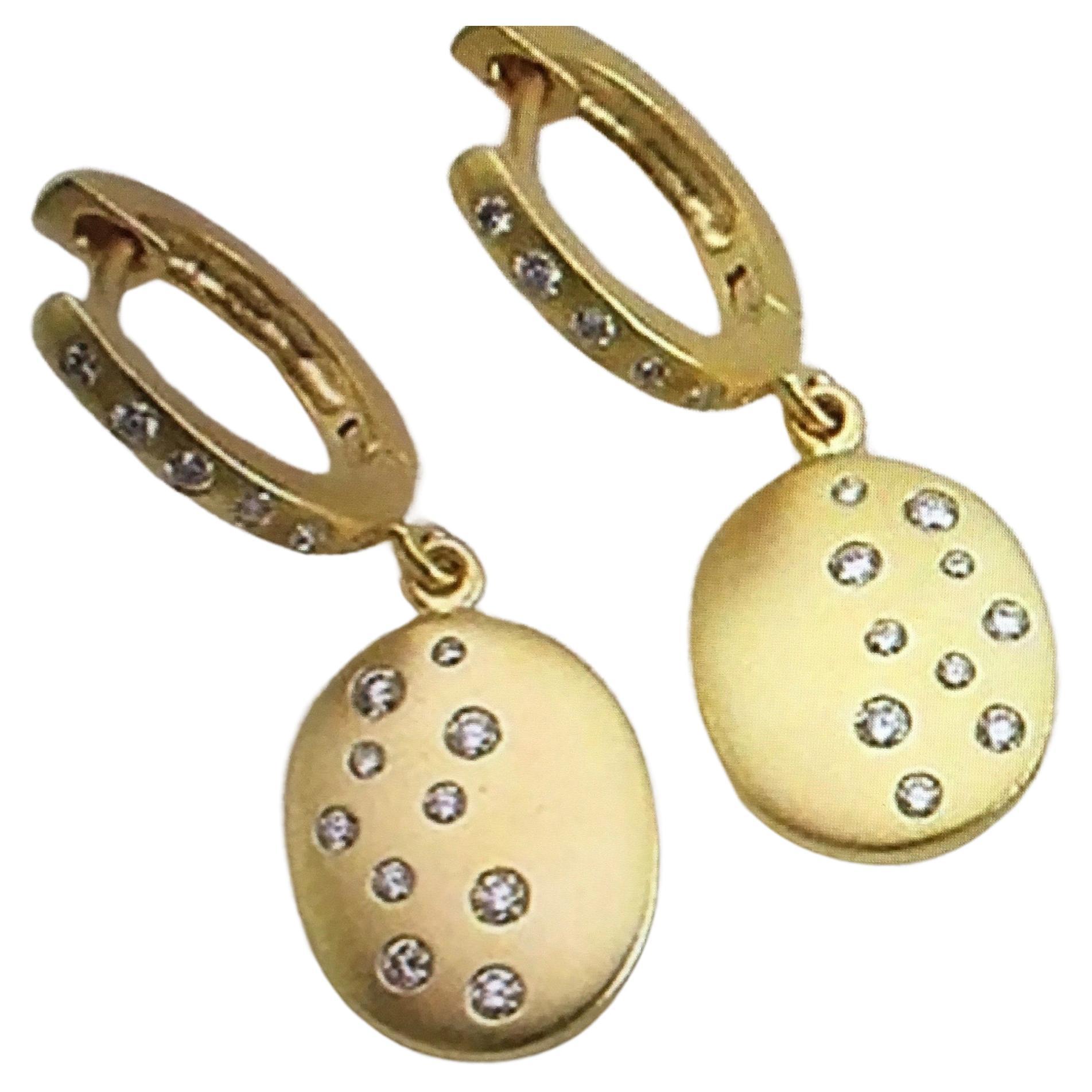 Orecchini a forma di cielo in oro e diamanti in vendita