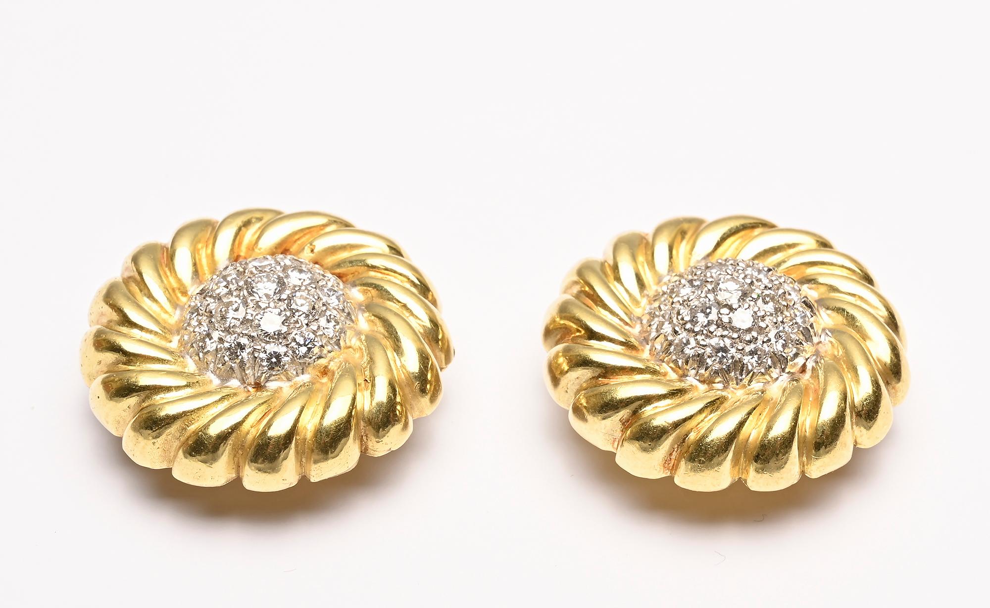 Taglio brillante Orecchini a spirale in oro e diamanti in vendita