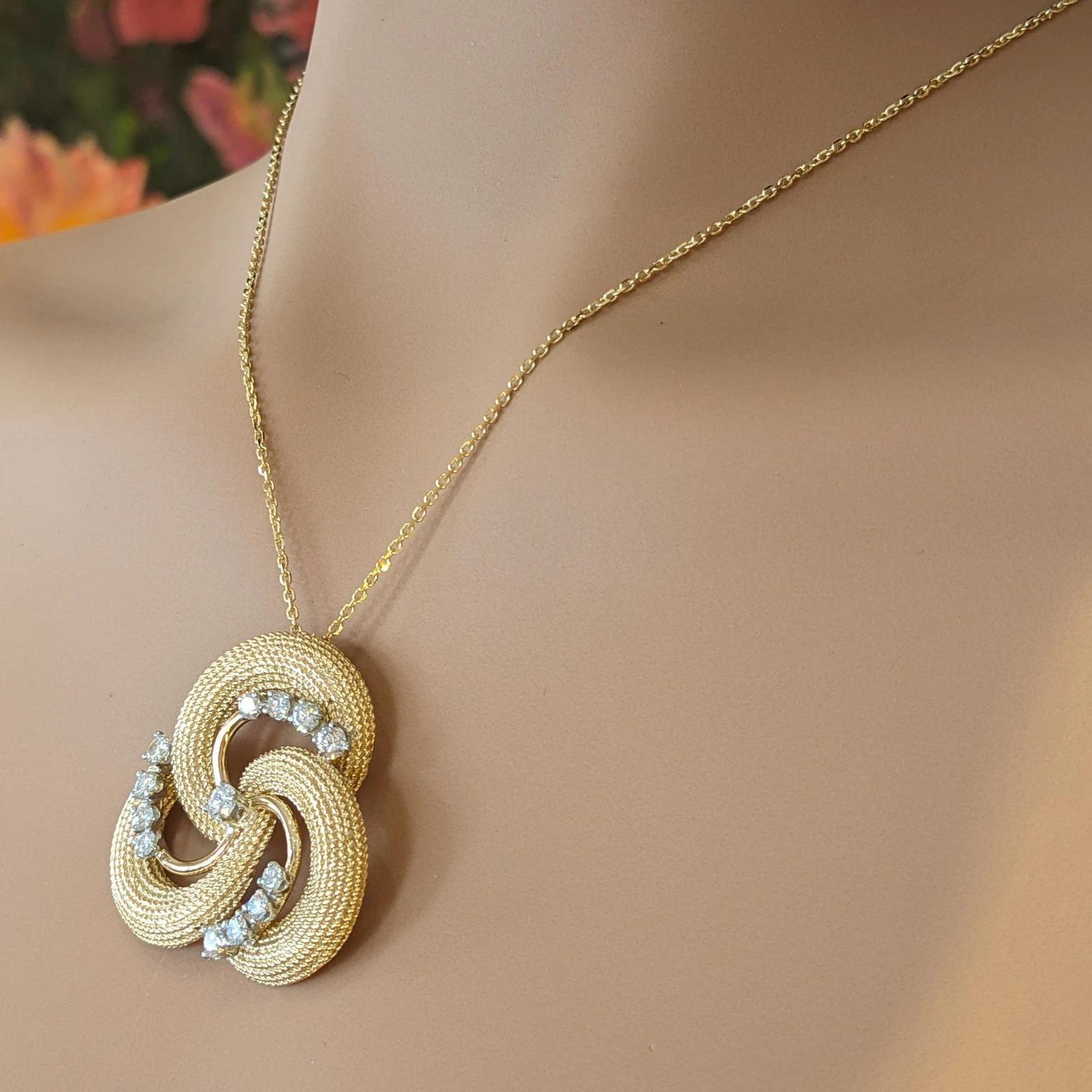 Diamant und Gold Triskele Anhänger Halskette in 18k Gelbgold 

Diamond Triskele Anhänger Halskette verfügt über drei äußere Wirbel von Textured Gold und drei innere Wirbel von Round Brilliant Diamanten auf hochglanzpoliertem Gold alle in 18k