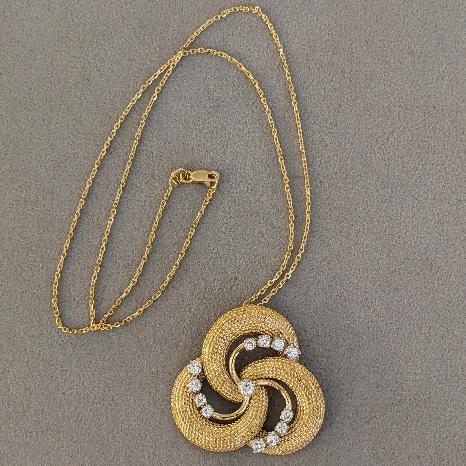 Diamant und Gold Triskele Anhänger Halskette in 18k /14k Gelbgold (Rundschliff) im Angebot