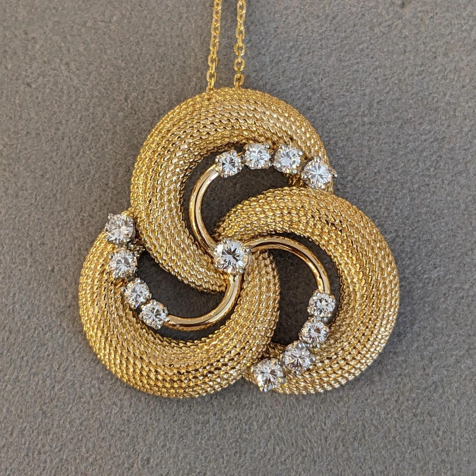 Diamant und Gold Triskele Anhänger Halskette in 18k /14k Gelbgold im Zustand „Hervorragend“ im Angebot in La Jolla, CA