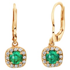 Boucles d'oreilles en or jaune avec émeraude verte et diamant de 1,15 carat et halo de 1 pouce de long.