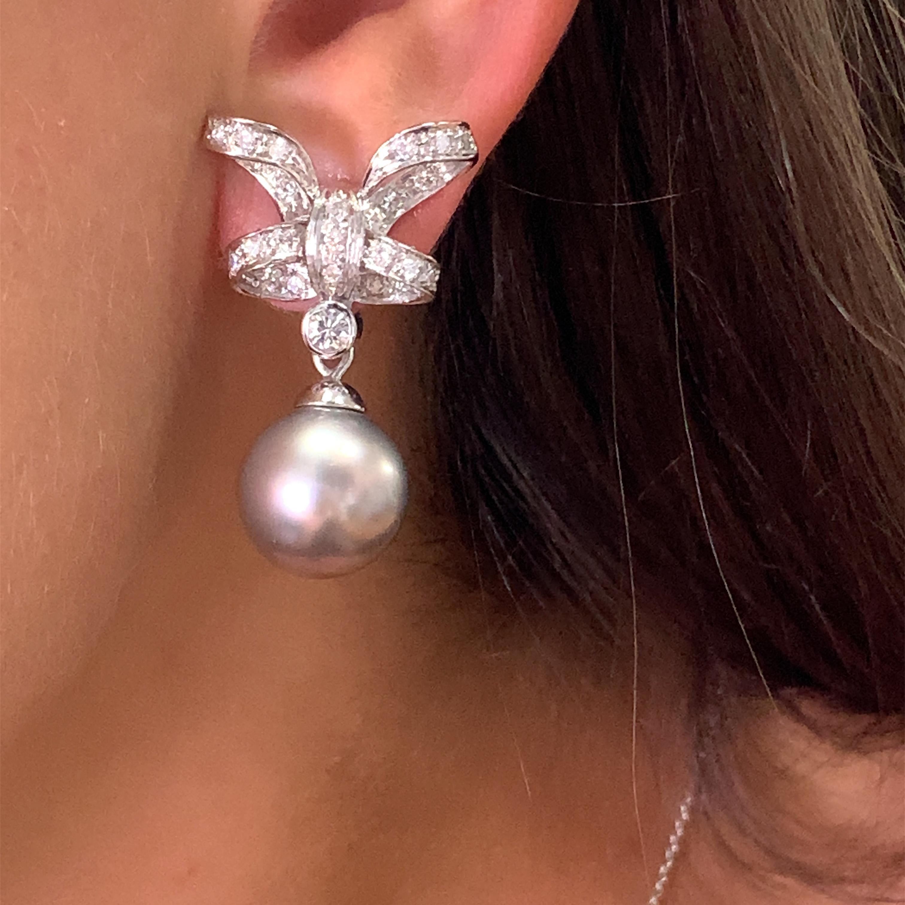 Discovere the allure of these elegant diamonds and Tahitian grey pearls art deco drop earrings, designed to add a touch of sophistication to any outfit. The sparkling diamonds gemstones catch the light beautifully, making them perfect for both