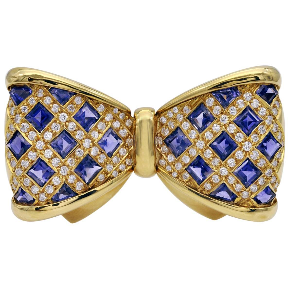 Bowtie-Brosche aus Gold mit Diamanten und Iolith im Angebot