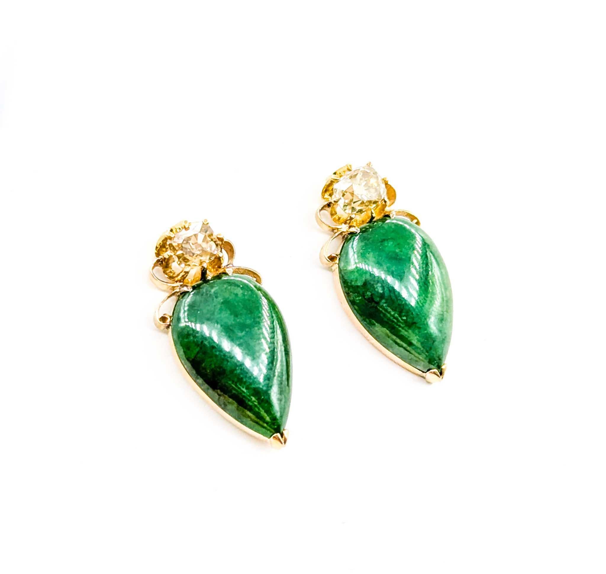 Boucles d'oreilles en or jaune 9k avec diamants et jade

Voici une paire d'Eleg exquise qui respire l'élégance et la sophistication. Ces boucles d'oreilles sont méticuleusement fabriquées en or jaune 9k et sont dotées de boucles à vis non percées