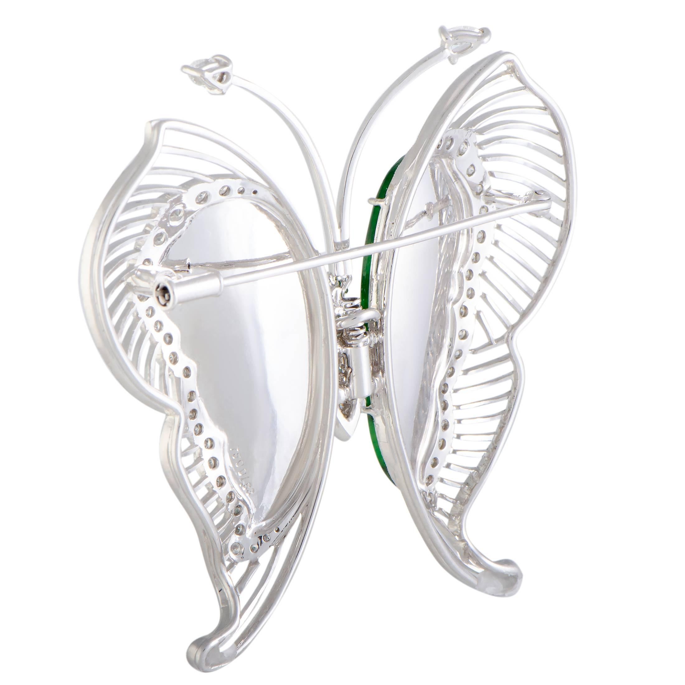 Designed in a gorgeously imaginative manner and splendidly embellished with attractive gems, this fabulous brooch boasts a stunningly fashionable appeal. Expertly crafted from elegant 18K white gold, the brooch is set with green jades that weigh