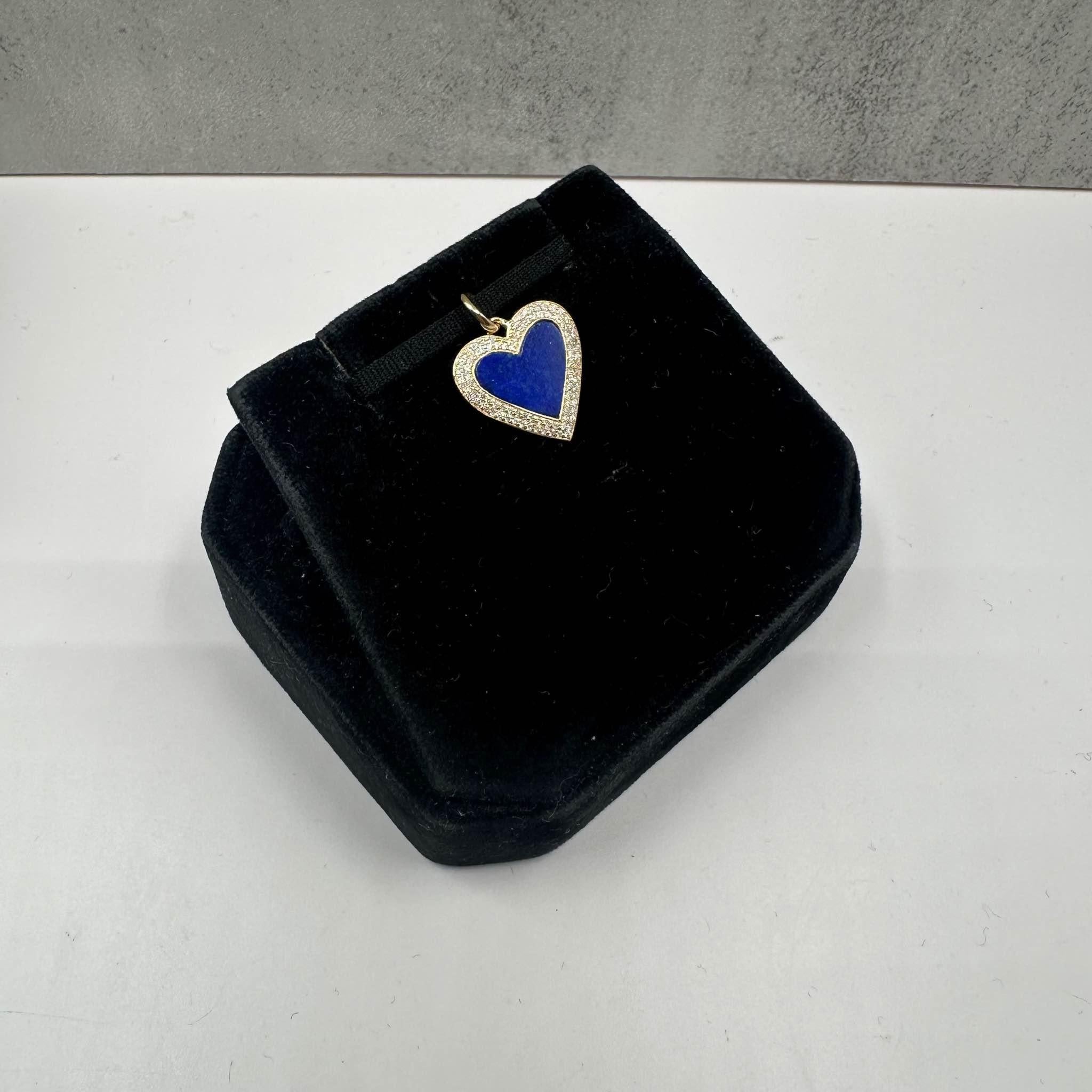 Ce superbe pendentif cœur en diamant et lapis en or jaune 14kt associe la beauté audacieuse du lapis à l'éclat des diamants ronds GH I1 naturels. Le pendentif comporte 1,02ctw de lapis et 0,26ctw de diamants, créant un équilibre parfait de couleur