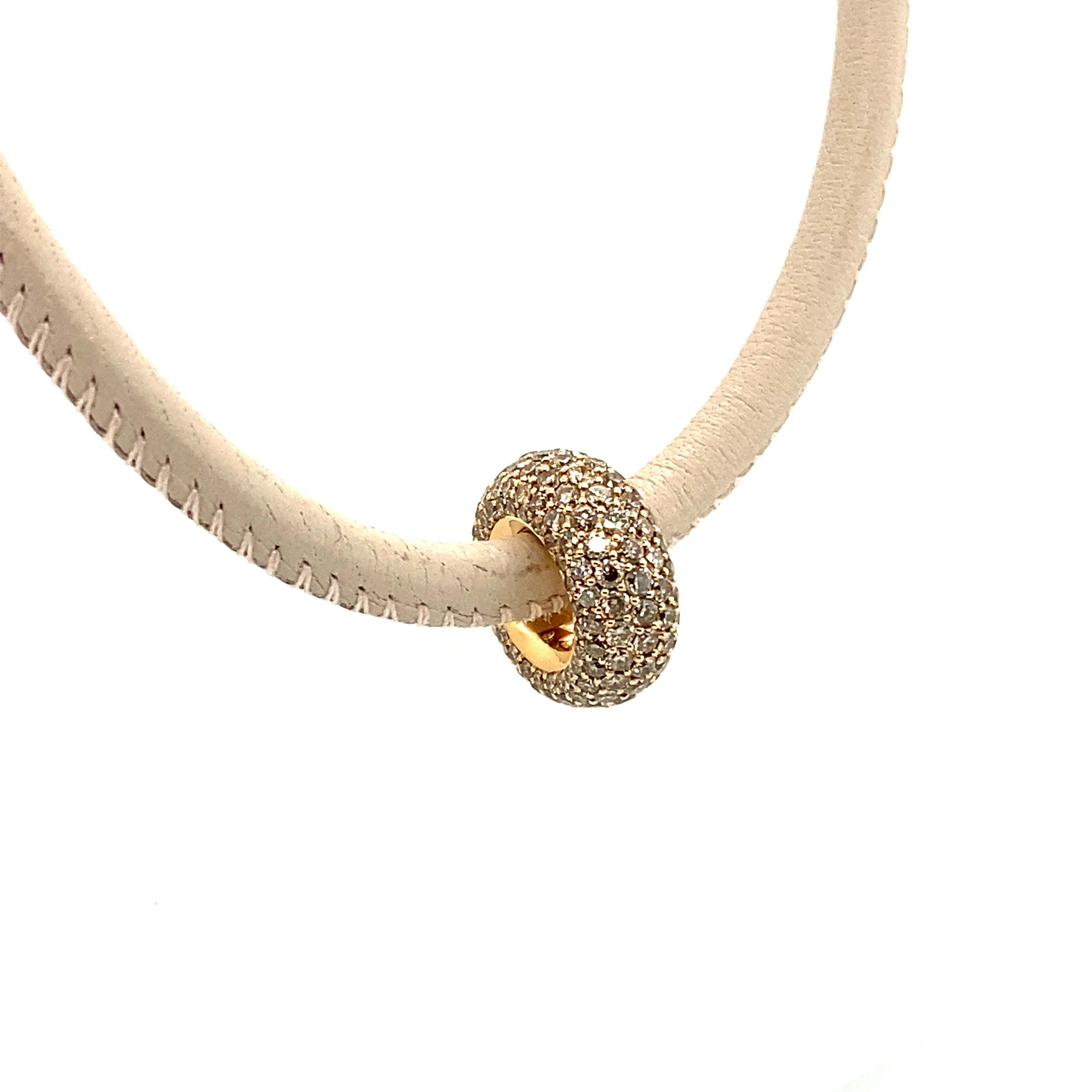 This sporty necklace by jeweller NOOR from Pforzheim combines fine craftsmanship with modern design. The 18 karat rose gold ring is carefully prong-set with 175 brilliant-cut diamonds of champagne colour and vs clarity with a total weight of 2.37