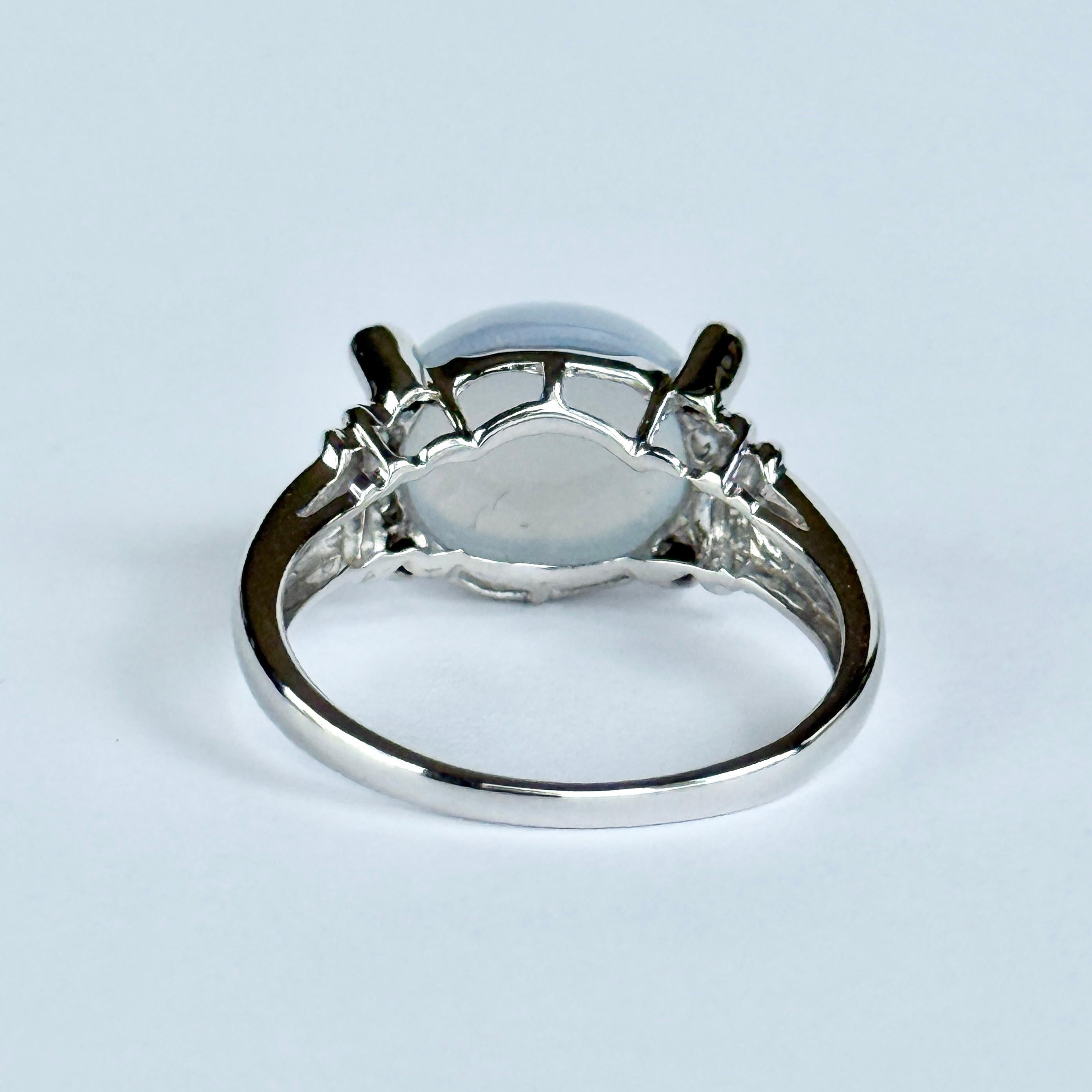 Atemberaubender Ring mit Diamant und Mondstein. Dieser Ring ist aus 9 Karat Weißgold gefertigt. Jeder Diamant misst 2 Pkte. Mondstein Abmessungen 10x12mm.

Ringgröße: P oder 7 1/2
Höhe ohne Finger: 8mm

Gewicht: 3,4 g