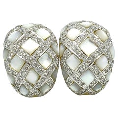 Orecchini a scacchiera con diamanti e madreperla in oro bianco 18k