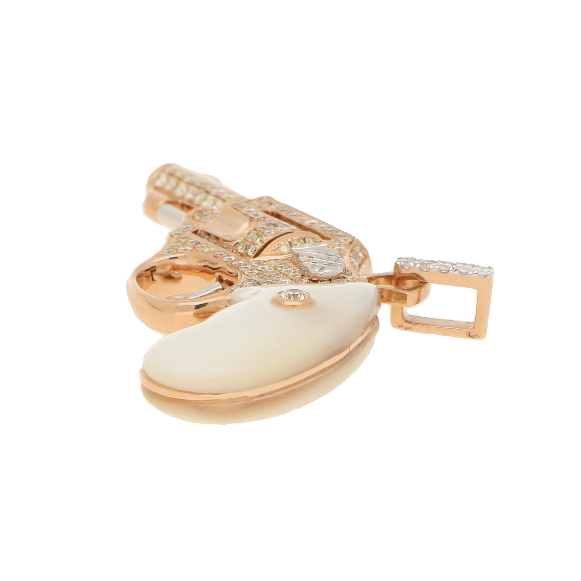 Colgante Pistola Joya de Diamantes y Concha Blanca en Oro Rosa Corte redondo en venta
