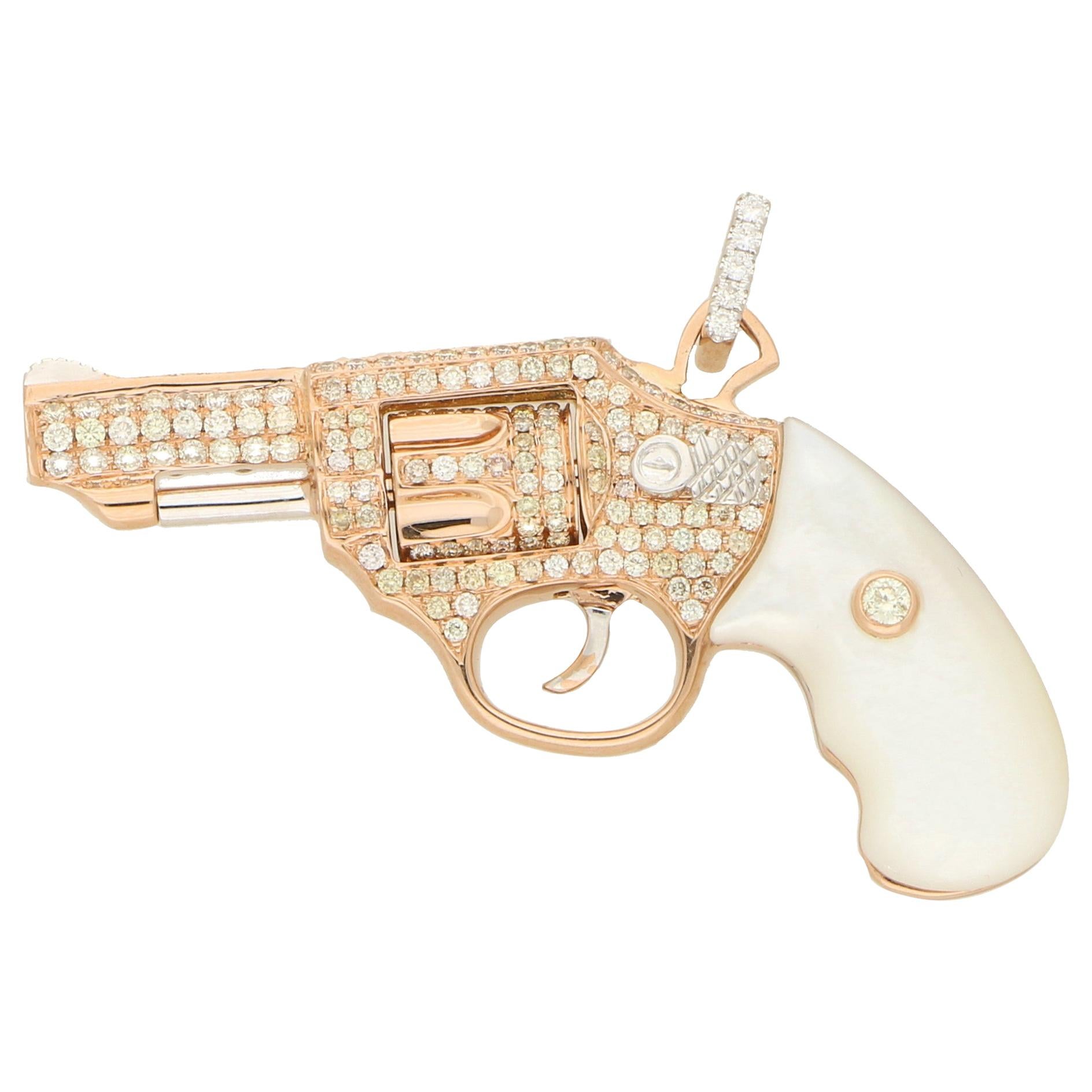 Pendentif pistolet en or rose orné de diamants et de nacre en vente