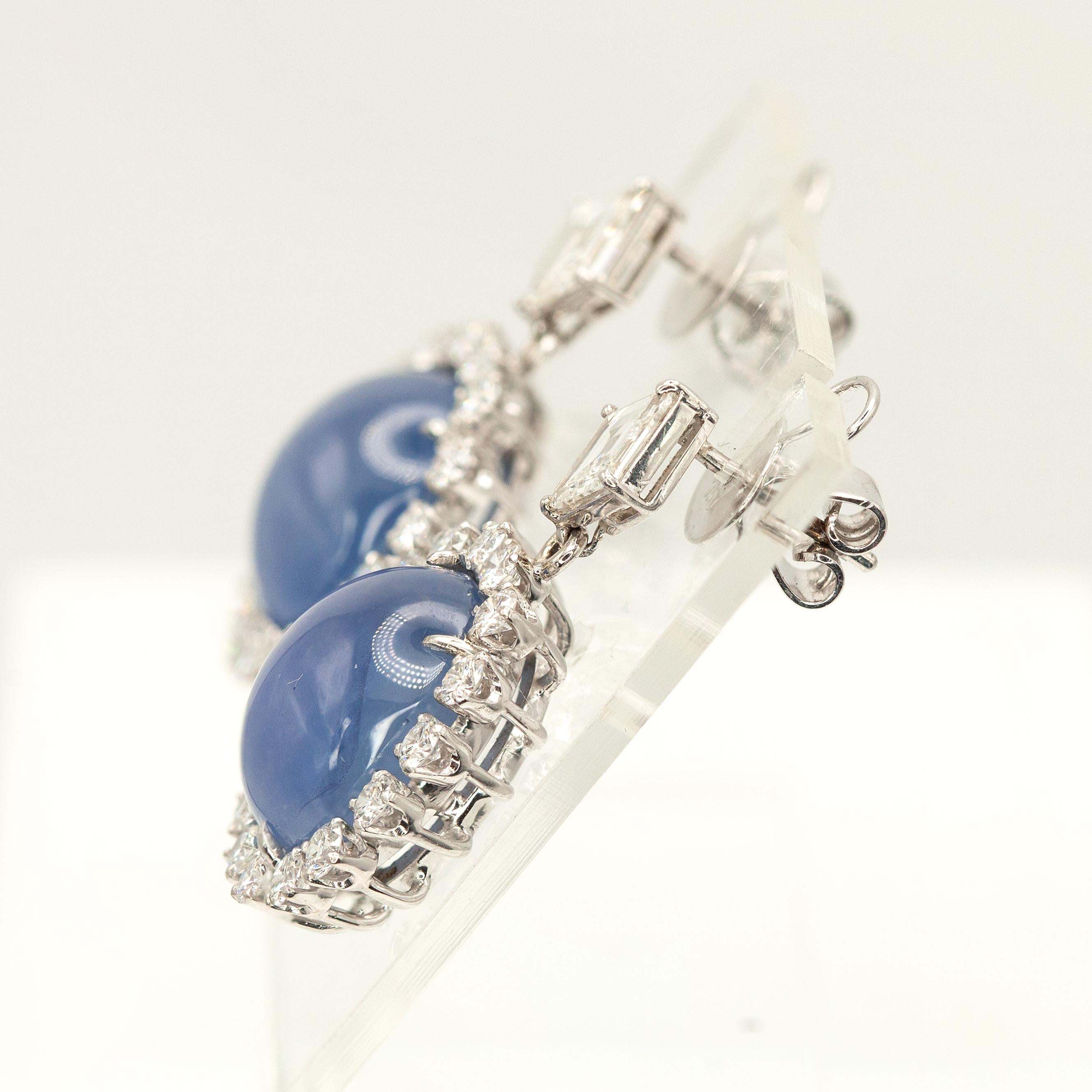 Taglio brillante Orecchini a goccia con diamanti e zaffiri naturali in platino e oro bianco 18 carati in vendita