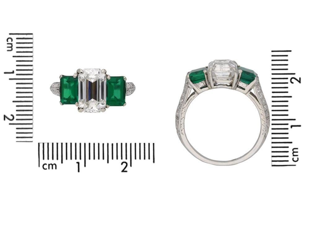 Diamond and Natural Unenhanced Emerald Three-Stone Ring In Good Condition For Sale In London, GB