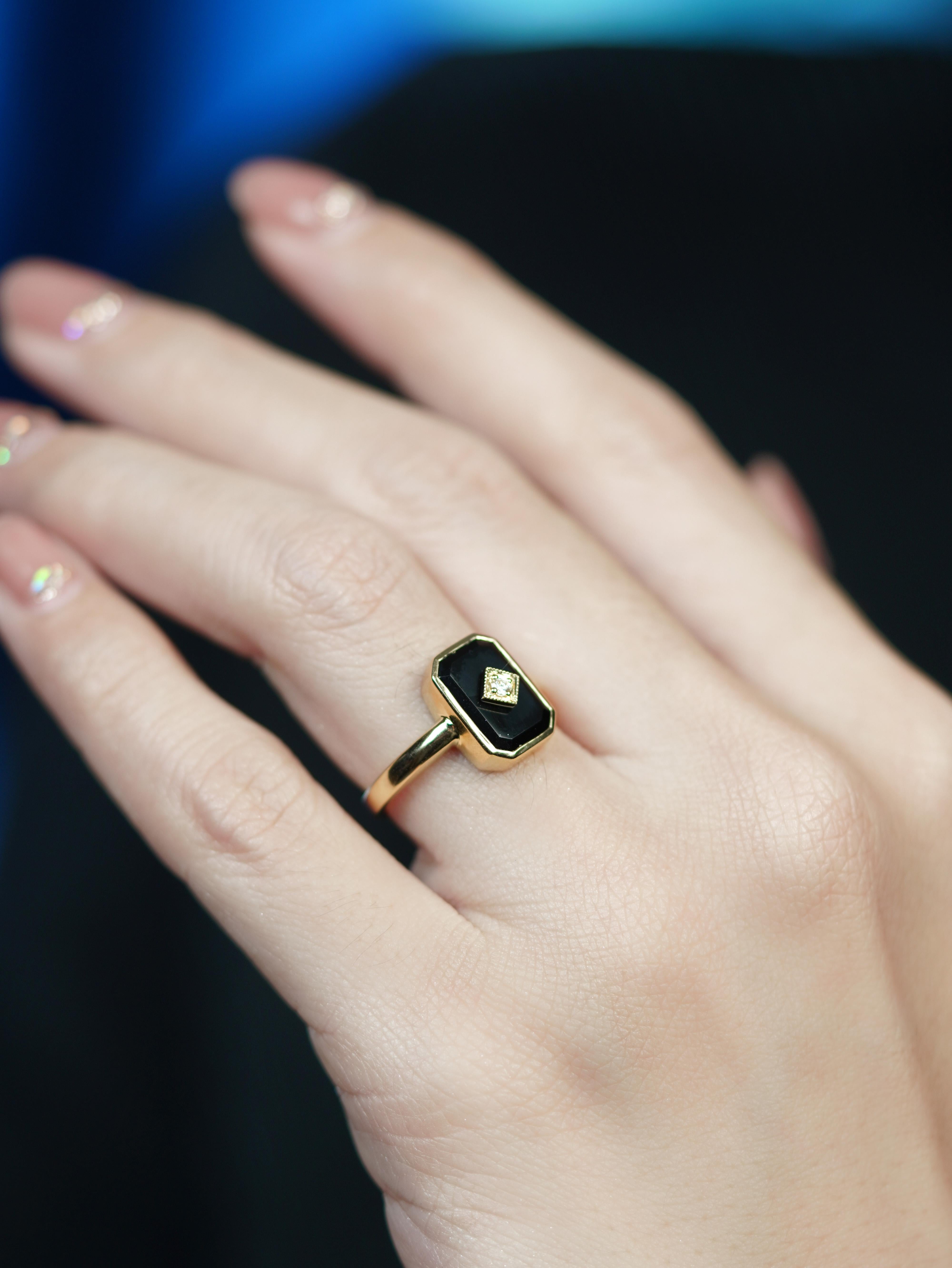 Taille ronde Bague de style Art déco en or jaune 14 carats, diamant et onyx octogonal en vente