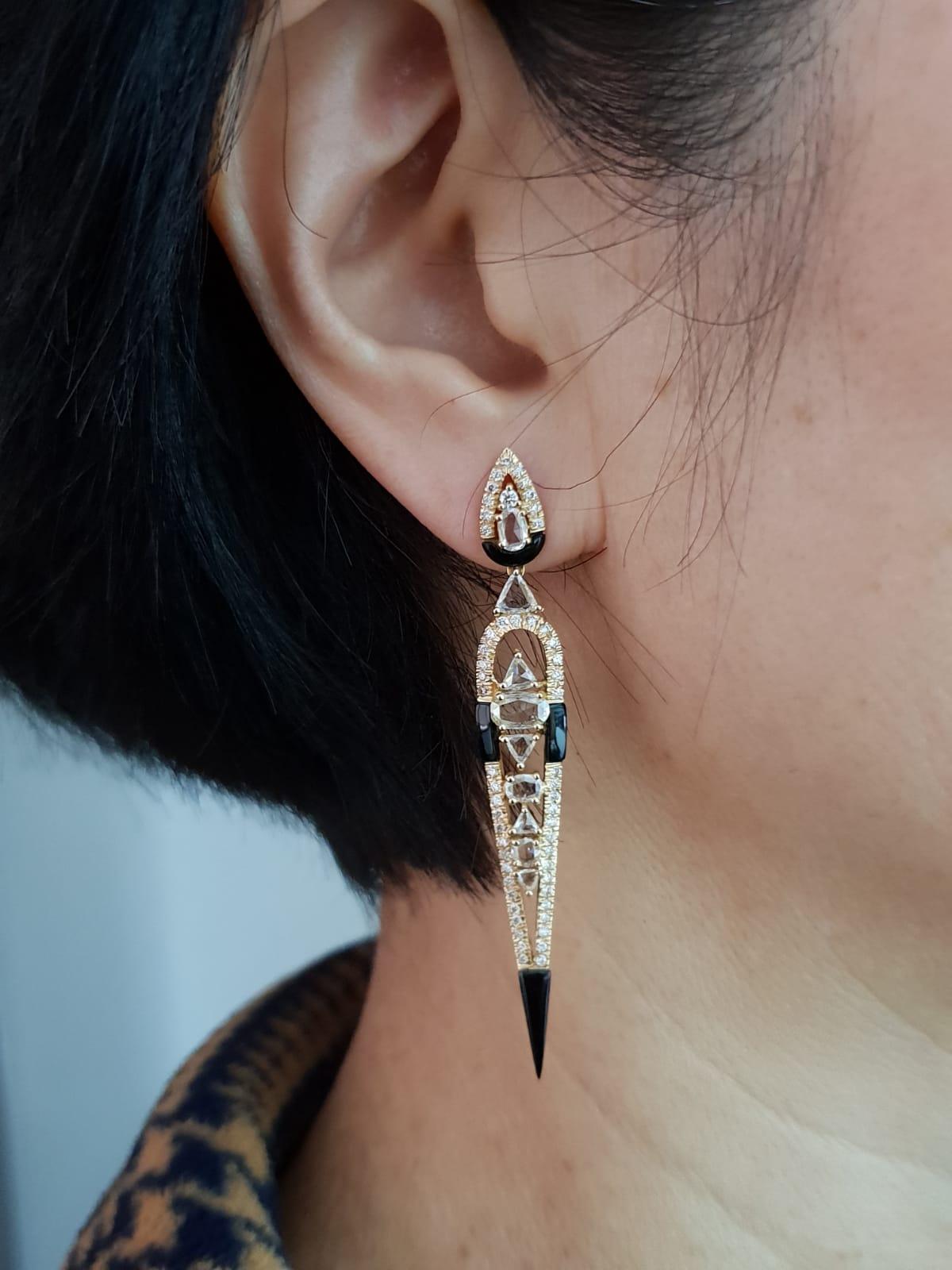 Diamond and Onyx 18 Karat Dangle Earring In New Condition In Bangkok, Thailand