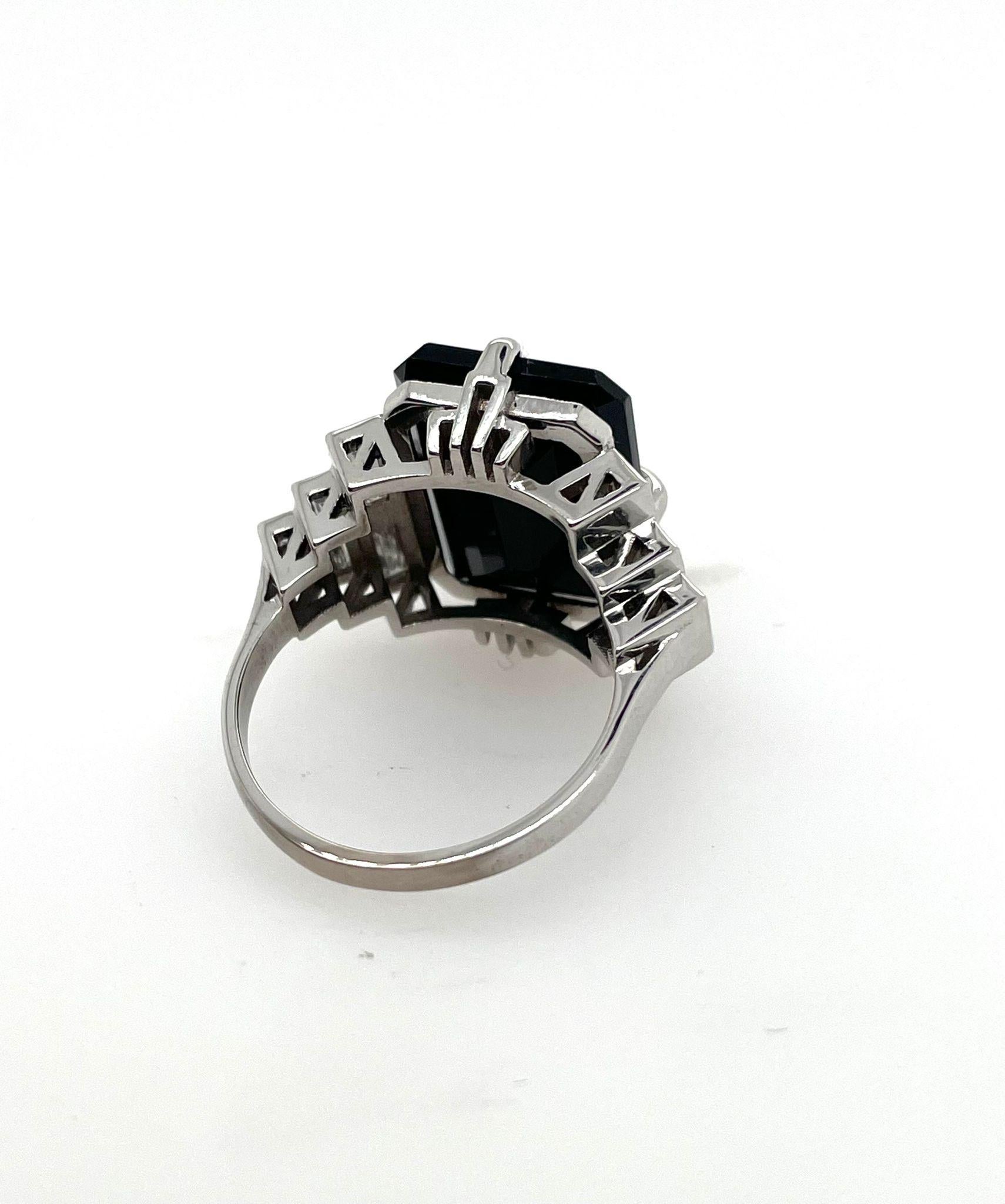 in vendita:  Anello Art Deco con diamanti e onice e diamanti baguette 13