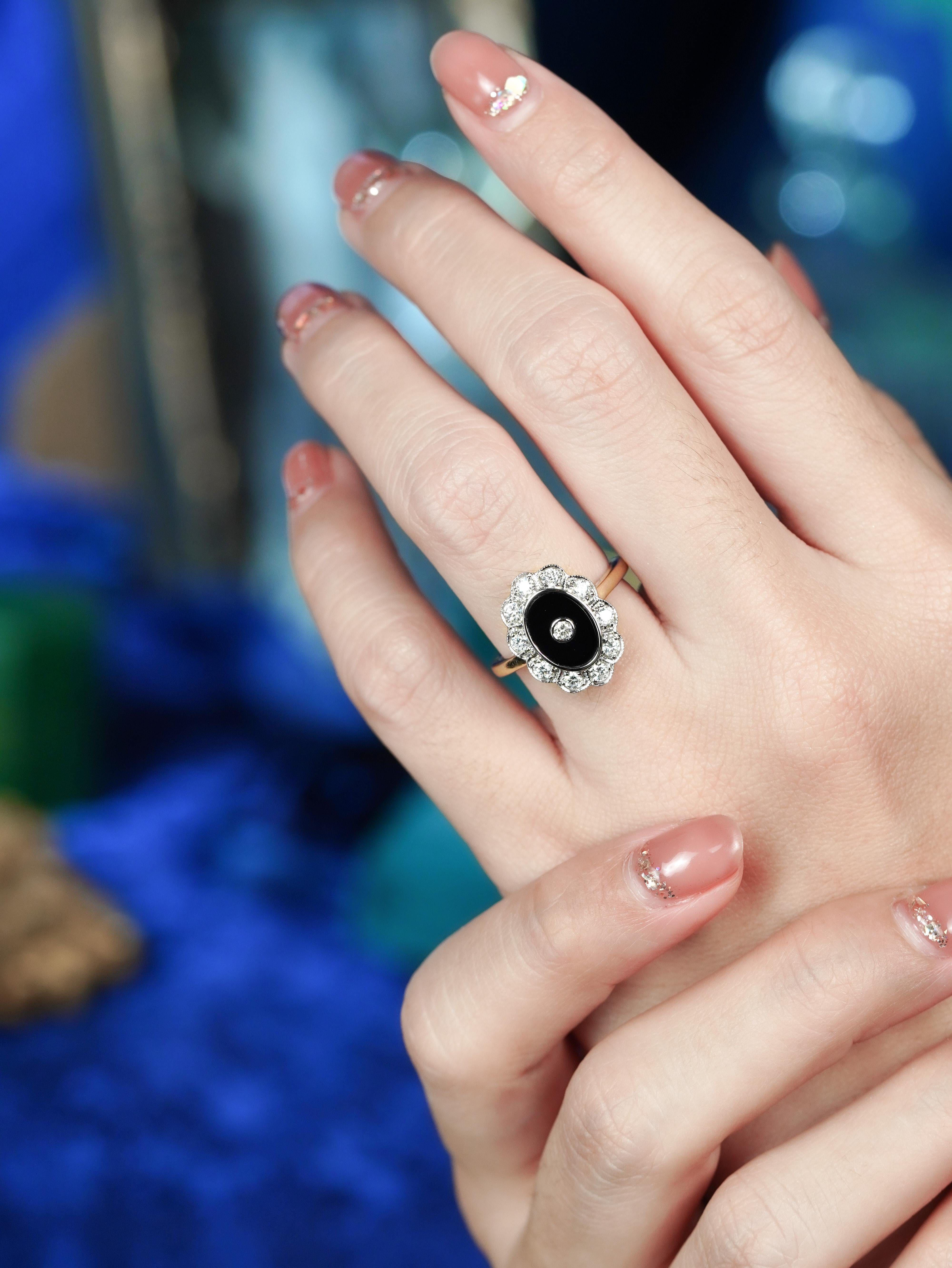 La semplicità dell'onice nero con il bianco dei diamanti funziona benissimo! Con un diamante centrale che scintilla in modo così brillante, ci sono altri 11 diamanti che circondano l'onice. Gli intricati dettagli in milgraine all-over conferiscono