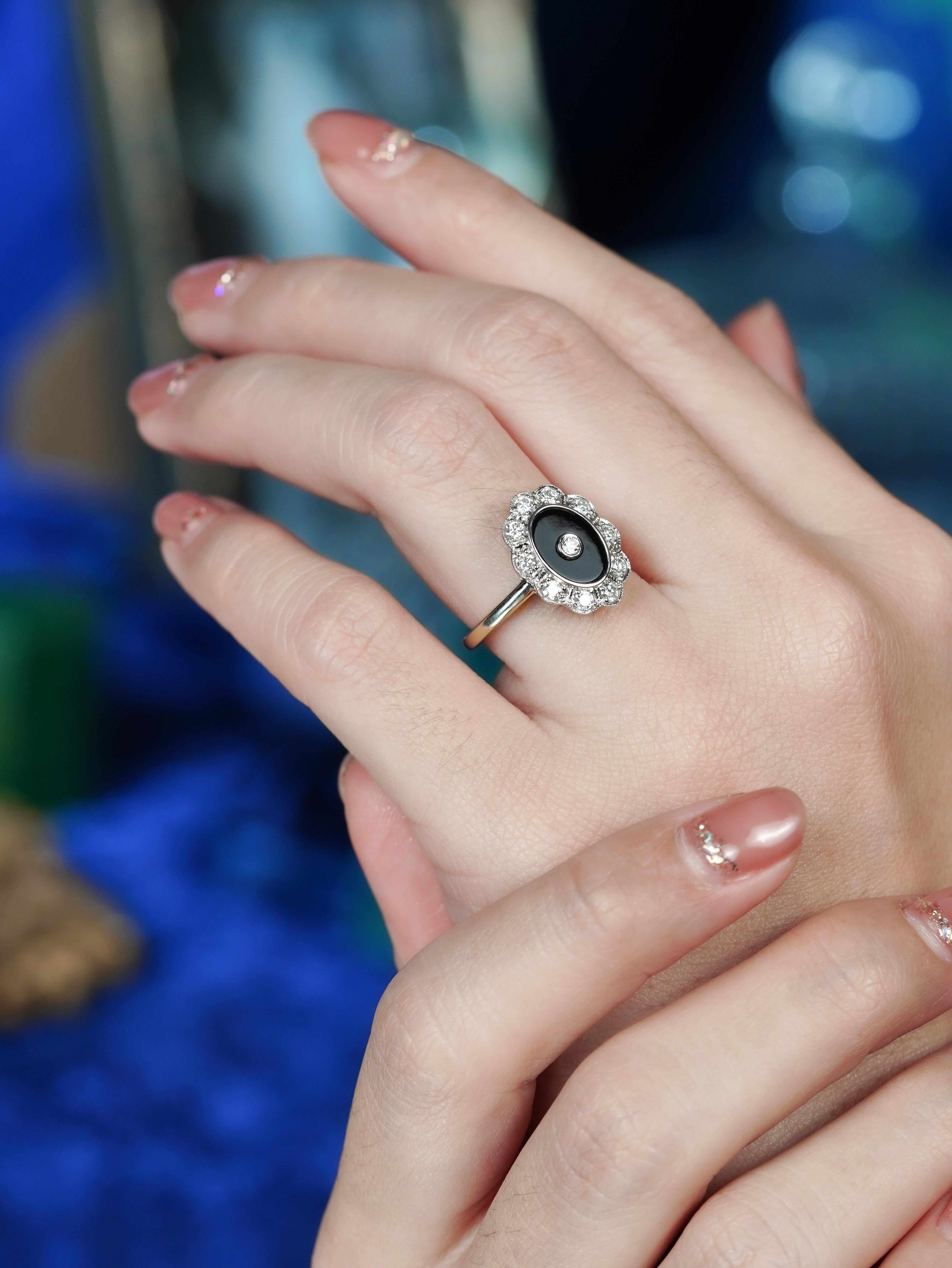 Taglio rotondo Anello a raggiera con diamanti e onice in stile Art Déco in oro bianco 14 carati in vendita