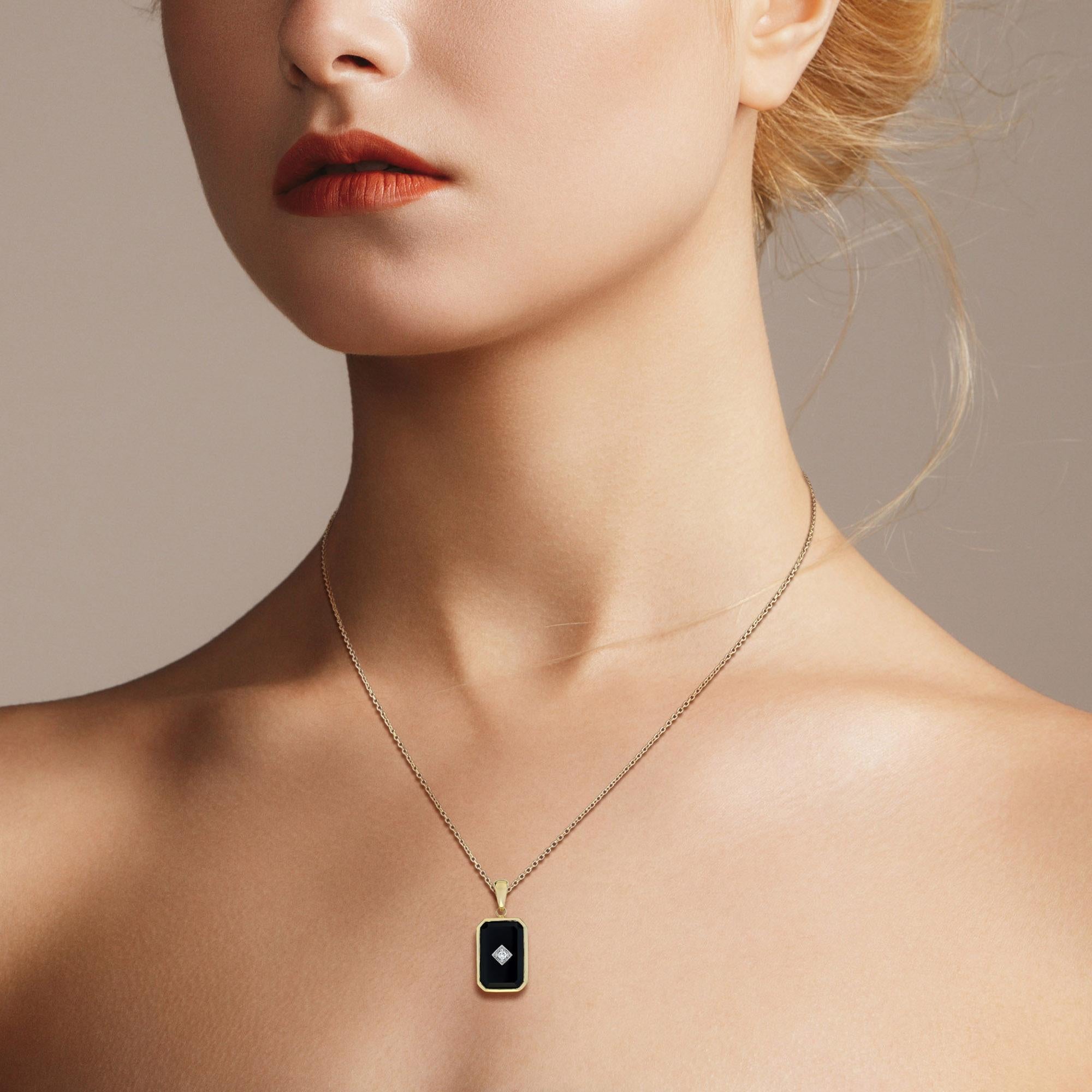 Un superbe pendentif en diamant et onyx de style Art Déco. Un diamant d'environ 0,035 carats est serti dans un chaton carré, entouré d'onyx de forme octogonale. Une pièce étonnante à associer à votre look de tous les jours.

Informations sur le