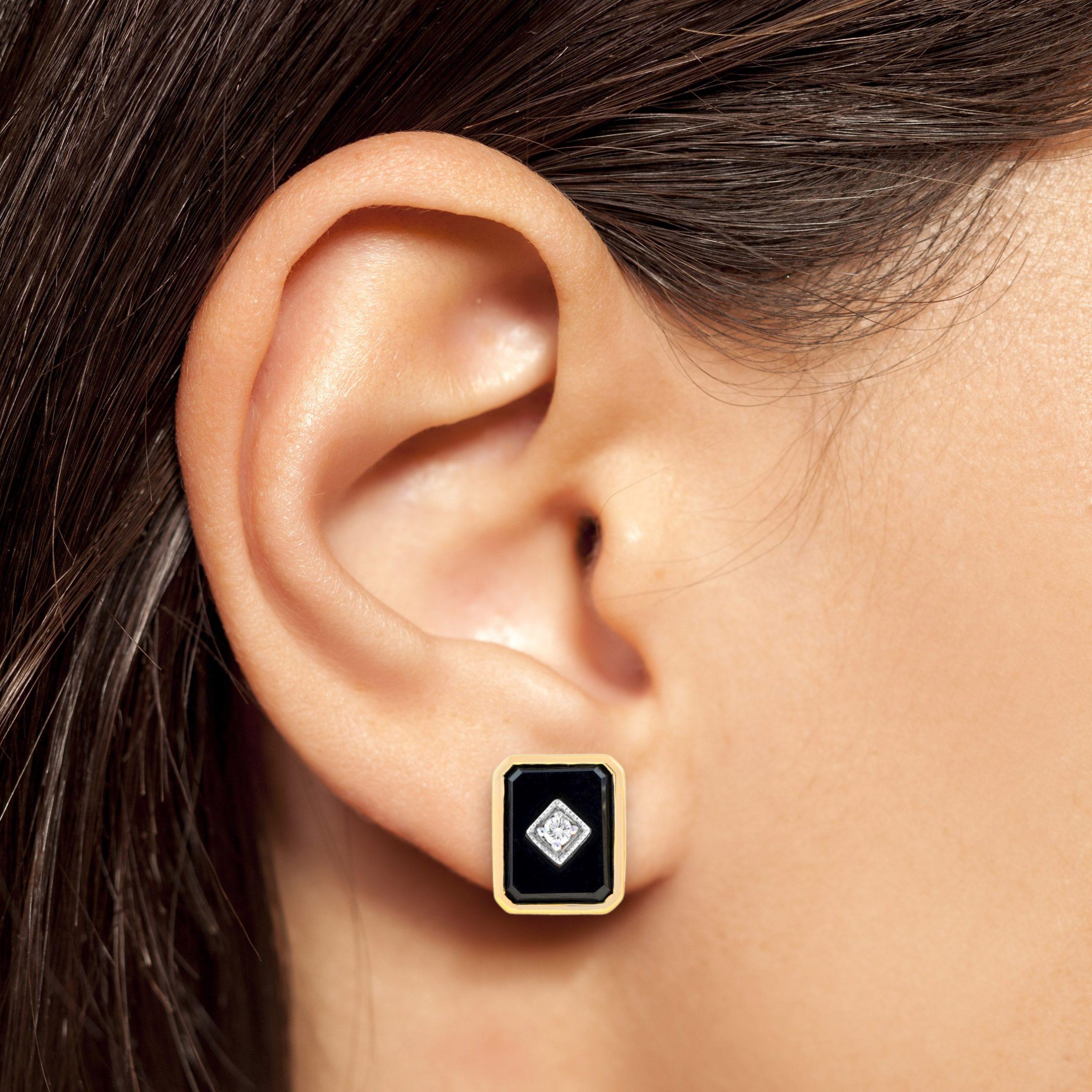 Ein außergewöhnlicher, vom Art Deco inspirierter Ohrstecker mit einem achteckigen Onyx in Lünettenfassung und einem runden Diamanten im Brillantschliff in einer Fassung aus 14 Karat Gelbgold. Sie verleiht jedem Outfit einen Hauch von