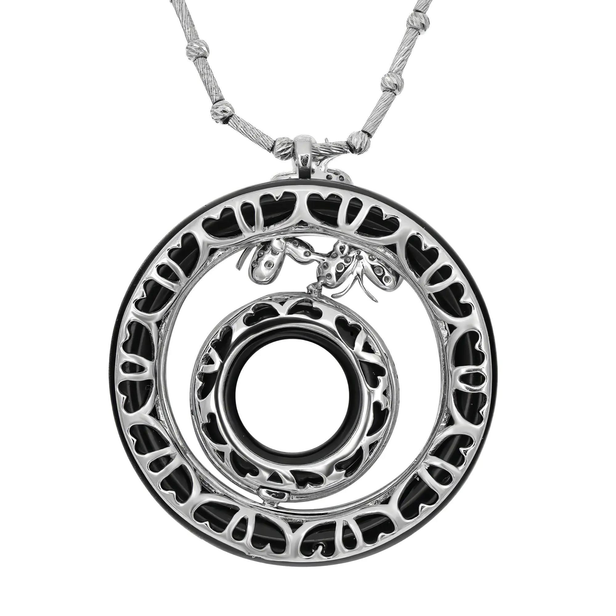 Moderno Collana con ciondolo circolare con diamanti e onice a forma di farfalla in oro bianco 18 carati da 2,25 carati in vendita