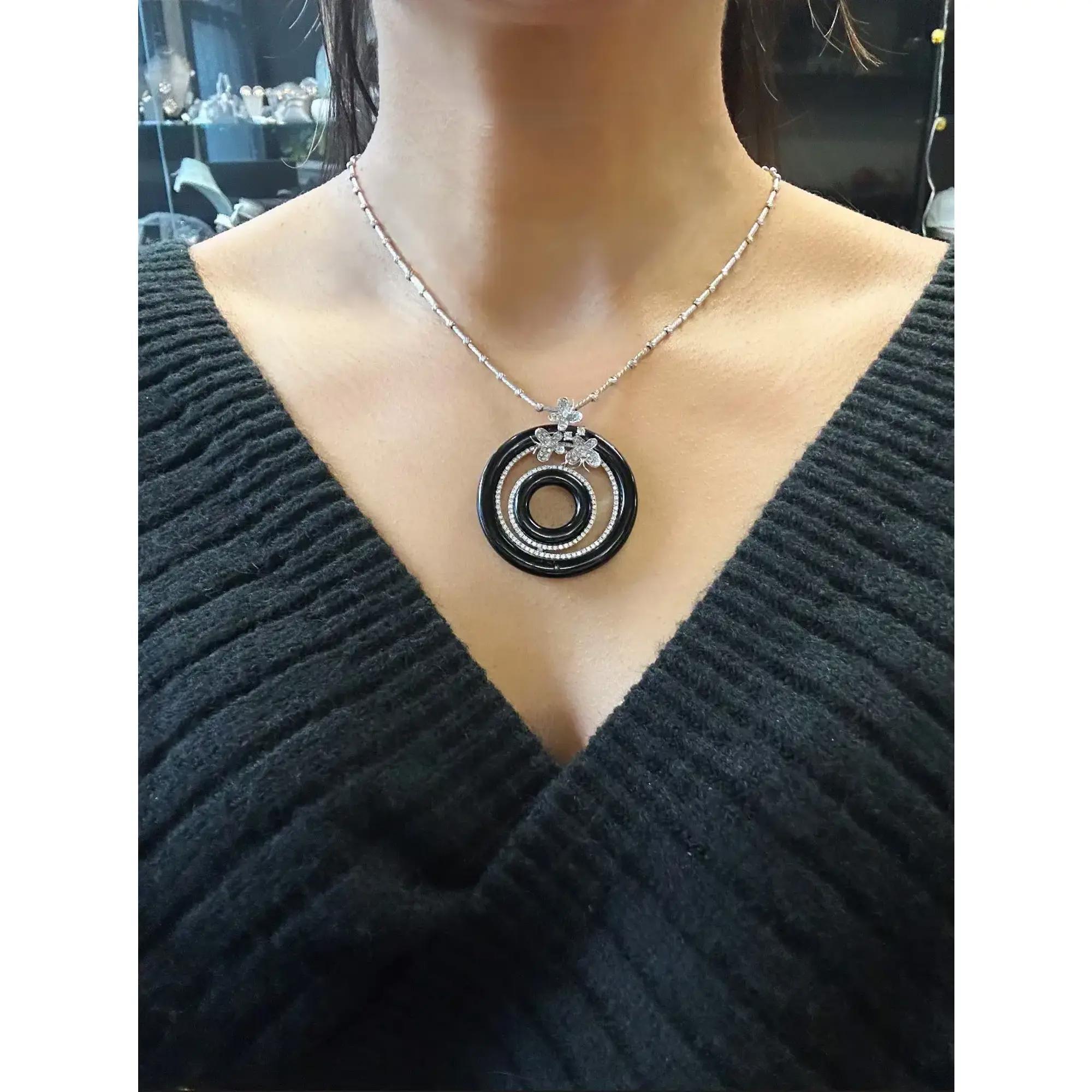 Donna Collana con ciondolo circolare con diamanti e onice a forma di farfalla in oro bianco 18 carati da 2,25 carati in vendita