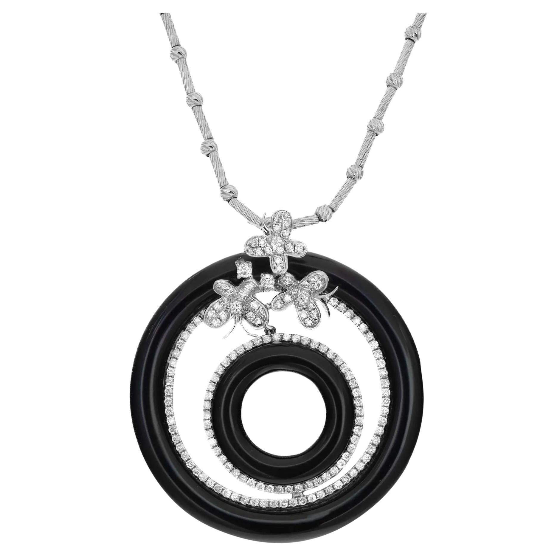 Collana con ciondolo circolare con diamanti e onice a forma di farfalla in oro bianco 18 carati da 2,25 carati in vendita