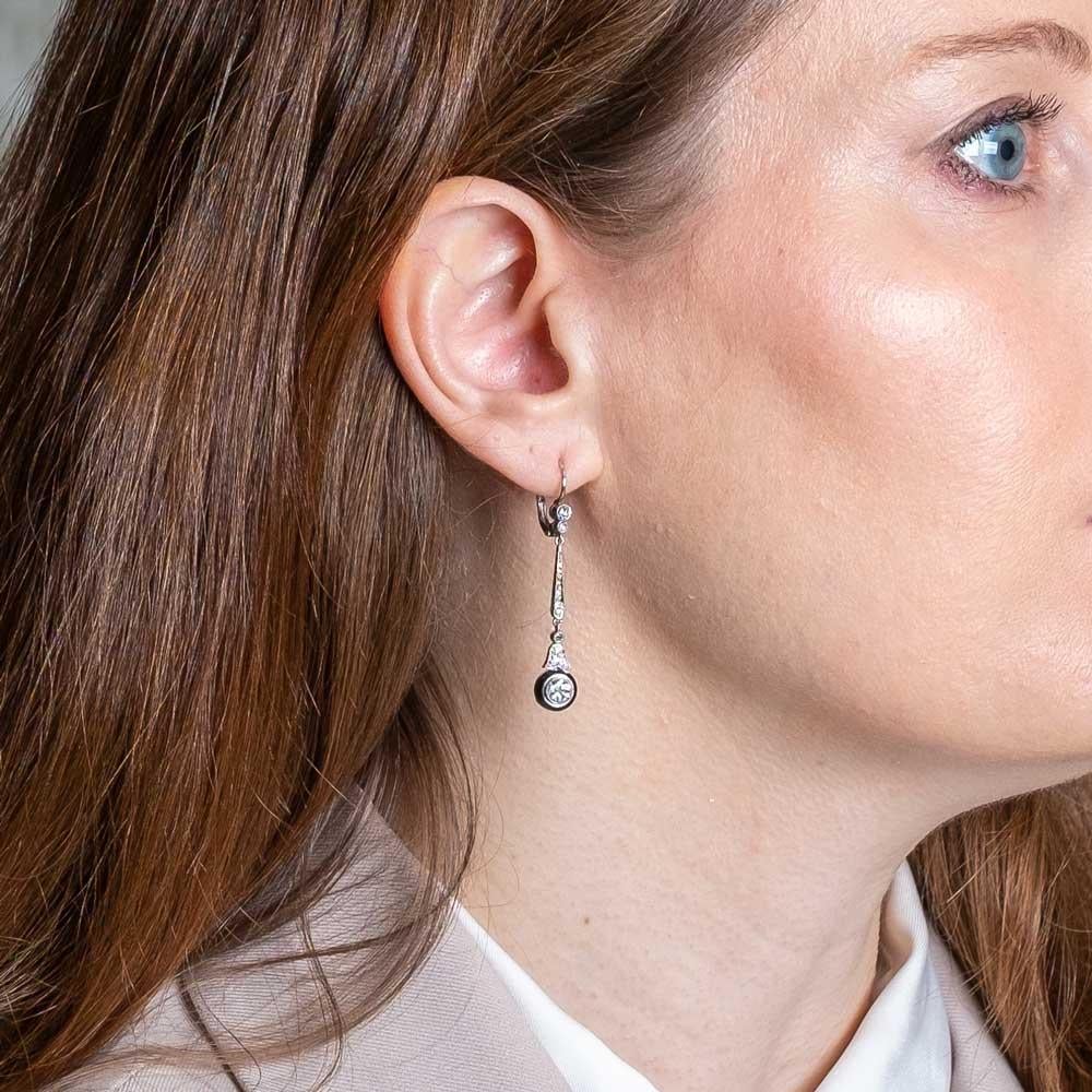 Bellissimo paio di orecchini pendenti, incastonati in platino con 1,20ct di diamanti totali c.a. evidenziati da onice finemente tagliato a mano. Vintage d'ispirazione Decò, con chiusura posteriore a leva.

Punti salienti:
- Diamanti per 1,20 ct