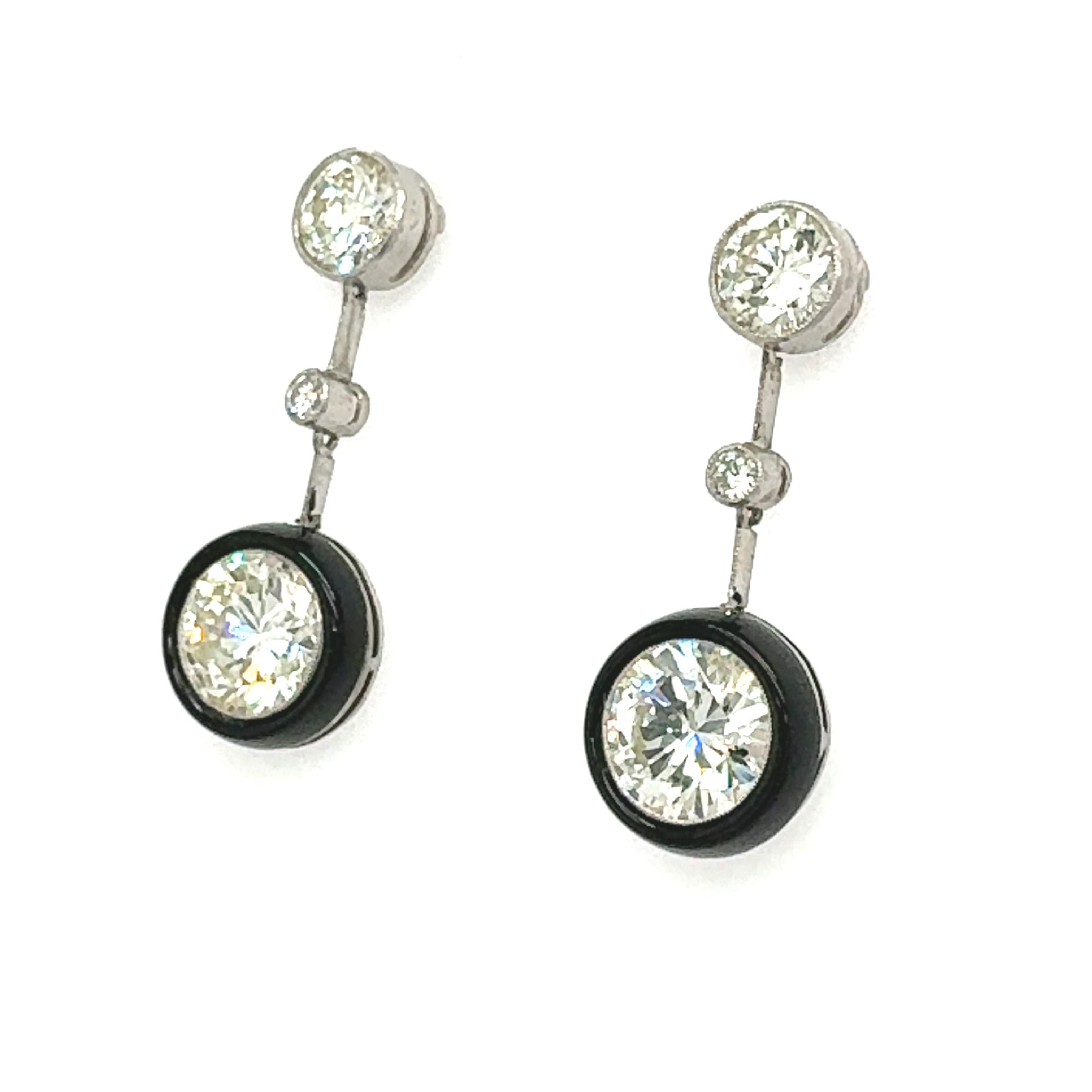 Spettacolari orecchini a goccia in stile Art D�éco, ciascuno coronato da un diamante da 1,00 carati con taglio europeo sopra una goccia da 1,40 carati con taglio europeo; le pietre più grandi sono incorniciate da eleganti castoni in onice nera. Tutti