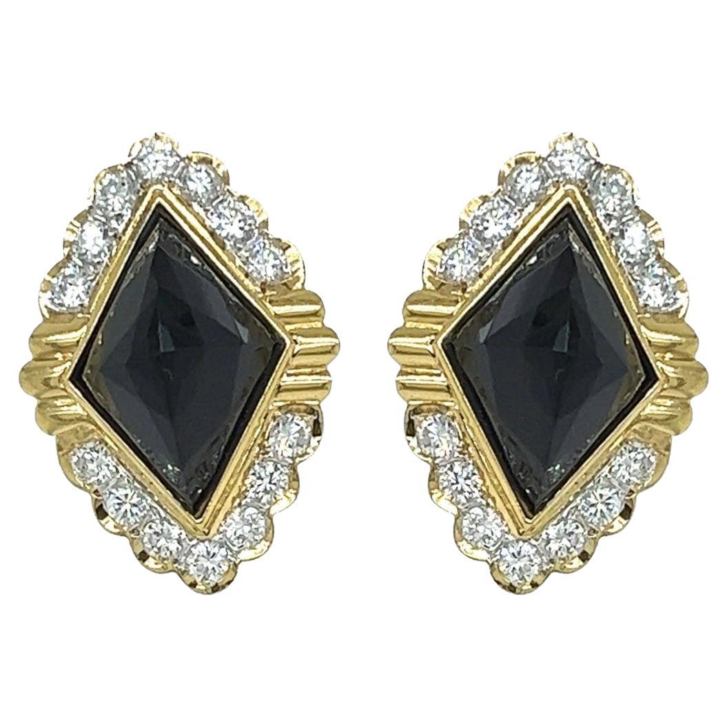 Orecchini in oro giallo 18 carati sfaccettati con diamanti e onice in vendita