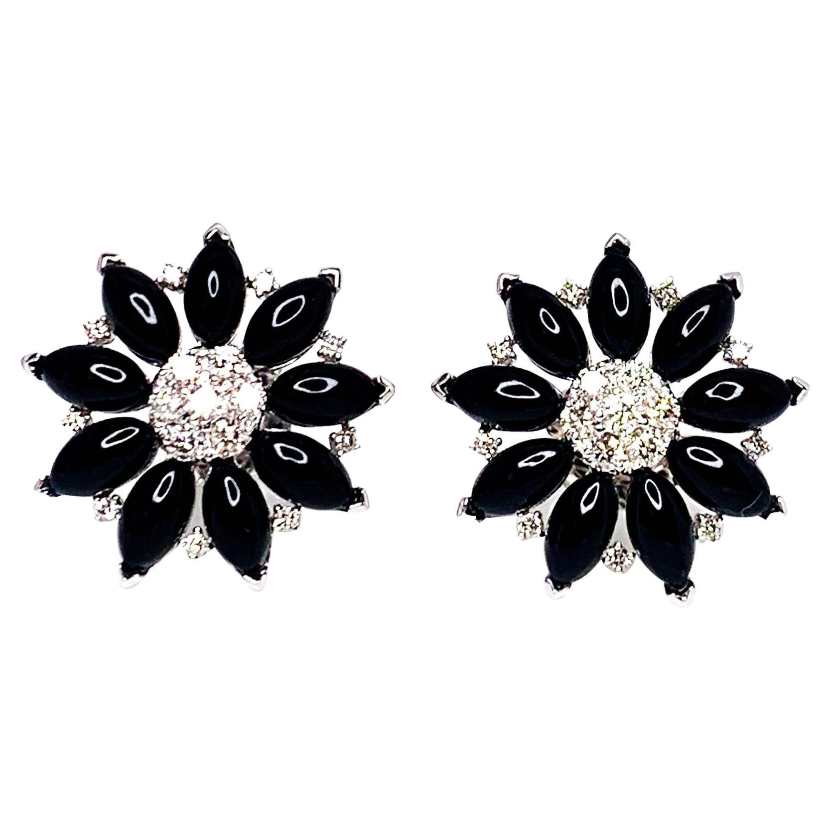 Pendientes Flor de Diamantes y Ónix en Oro Blanco de 18 K, 0,91 Quilates Total en venta