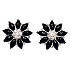Pendientes Flor de Diamantes y Ónix en Oro Blanco de 18 K, 0,91 Quilates Total