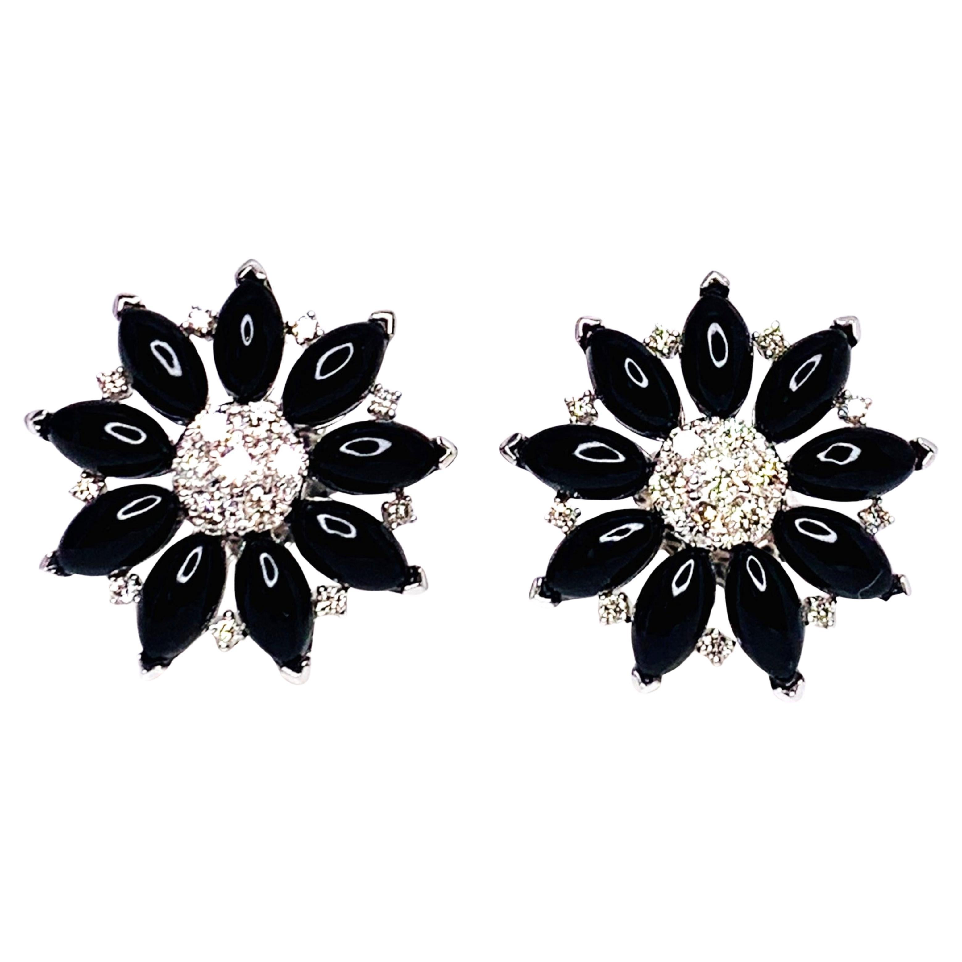 Ohrringe mit Diamanten und Onyx in Form von Blumen aus 18-karätigem Weißgold, Gesamtgewicht 0,91 Karat