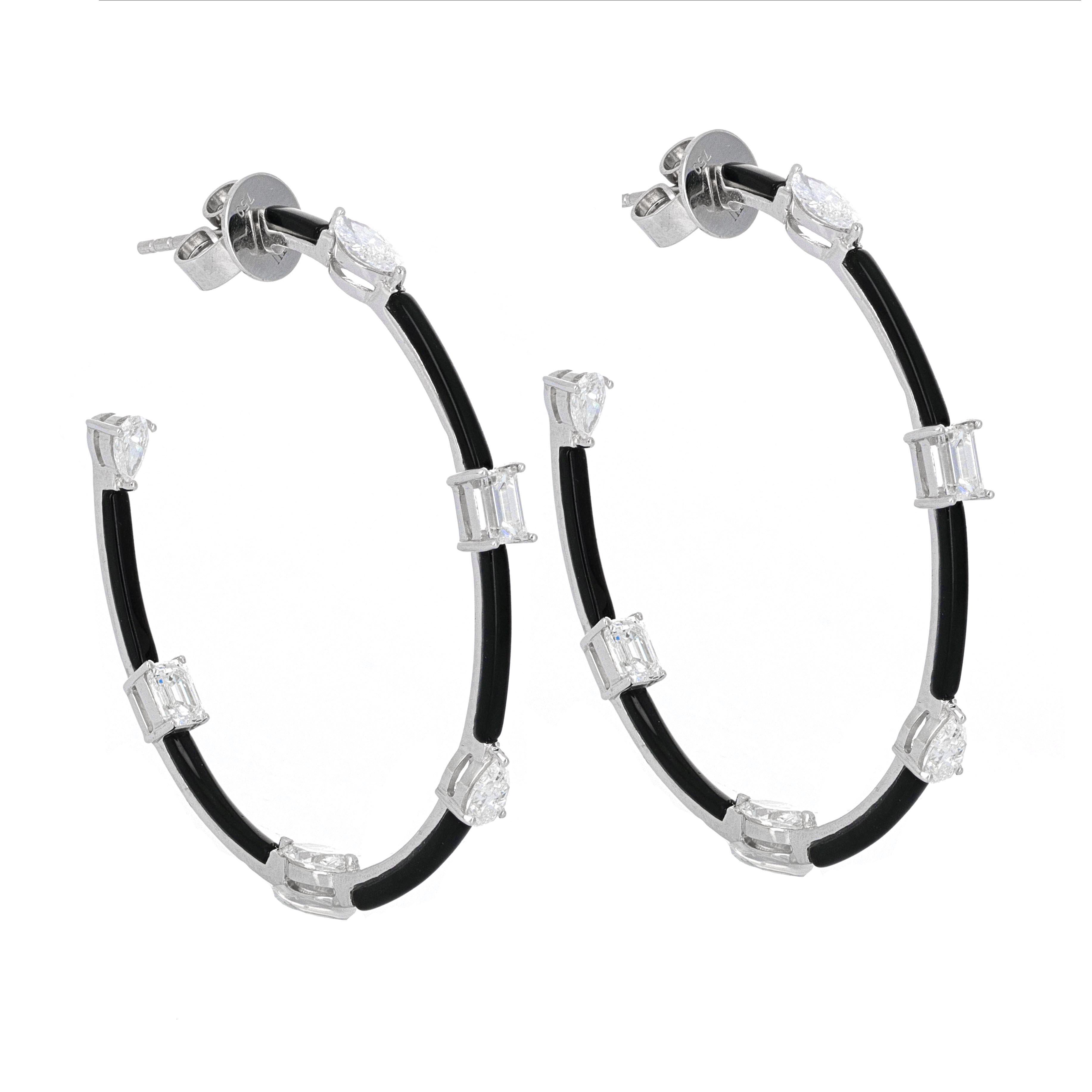 18-karat white gold inside-out diamond and onyx hoop earrings. These elegant, fashion-forward hoop earrings are made to give the illusion that the design never ends. You see the design on the front and inside when wearing them.
With 6 mixed