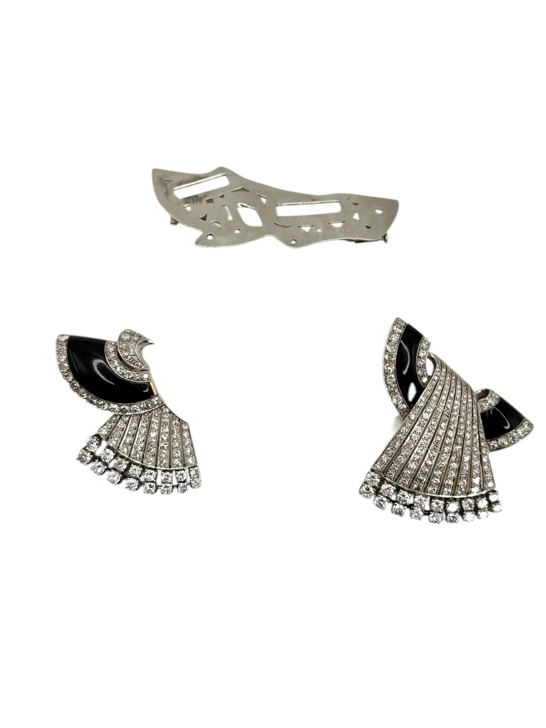 Alfiler(es) de platino, 3 ónices, 166 diamantes redondos de aproximadamente 9,24 quilates, 81 talla única de 1,62 quilates aproximadamente. La(s) clavija(s) puede(n) separarse y/o combinarse