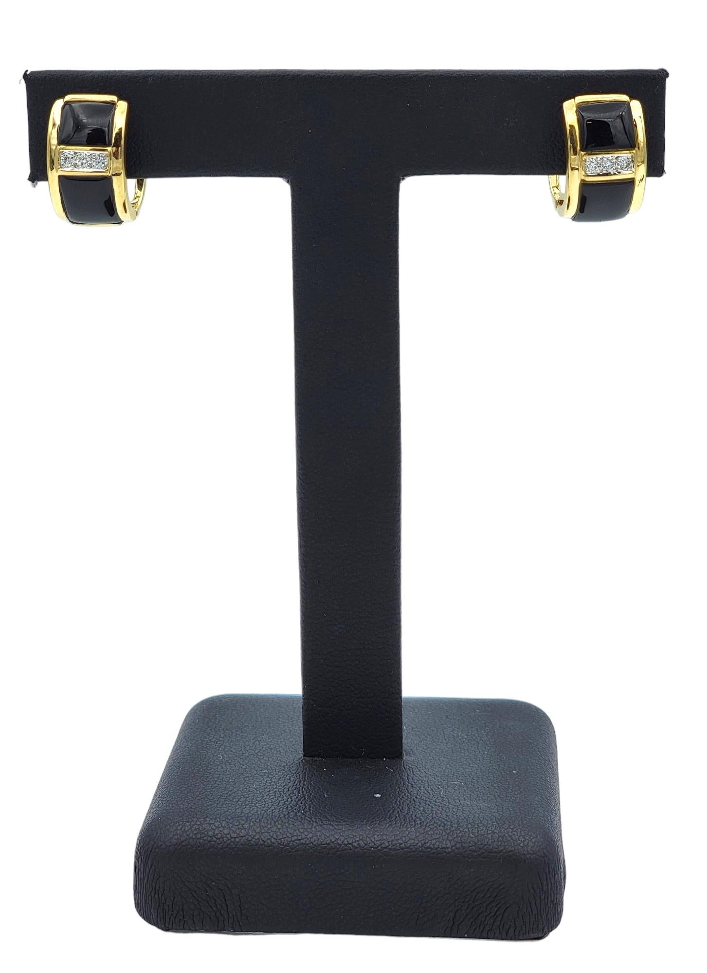 Orecchini a cerchio con diamante e onice in oro giallo 18 carati con chiusura Omega Back in vendita 4