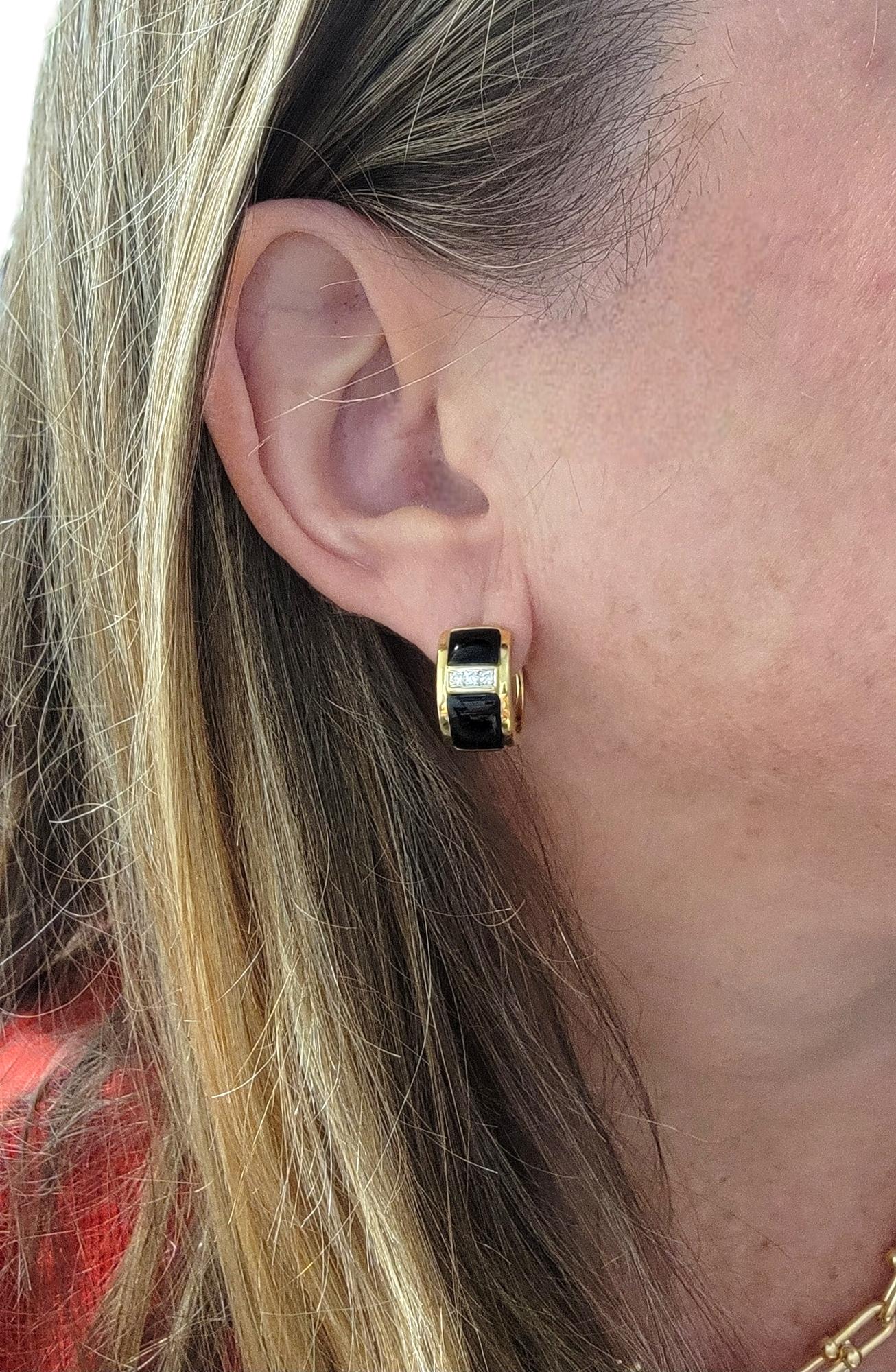 Orecchini a cerchio con diamante e onice in oro giallo 18 carati con chiusura Omega Back in vendita 5