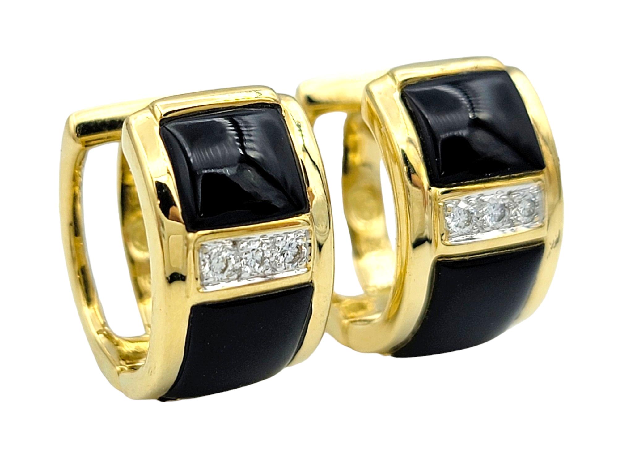 Scopri l'epitome dell'eleganza con questi splendidi cerchi impreziositi da onice e diamanti brillanti. Questi squisiti orecchini fondono perfettamente la raffinatezza classica con il design moderno, rendendoli un'aggiunta senza tempo a qualsiasi