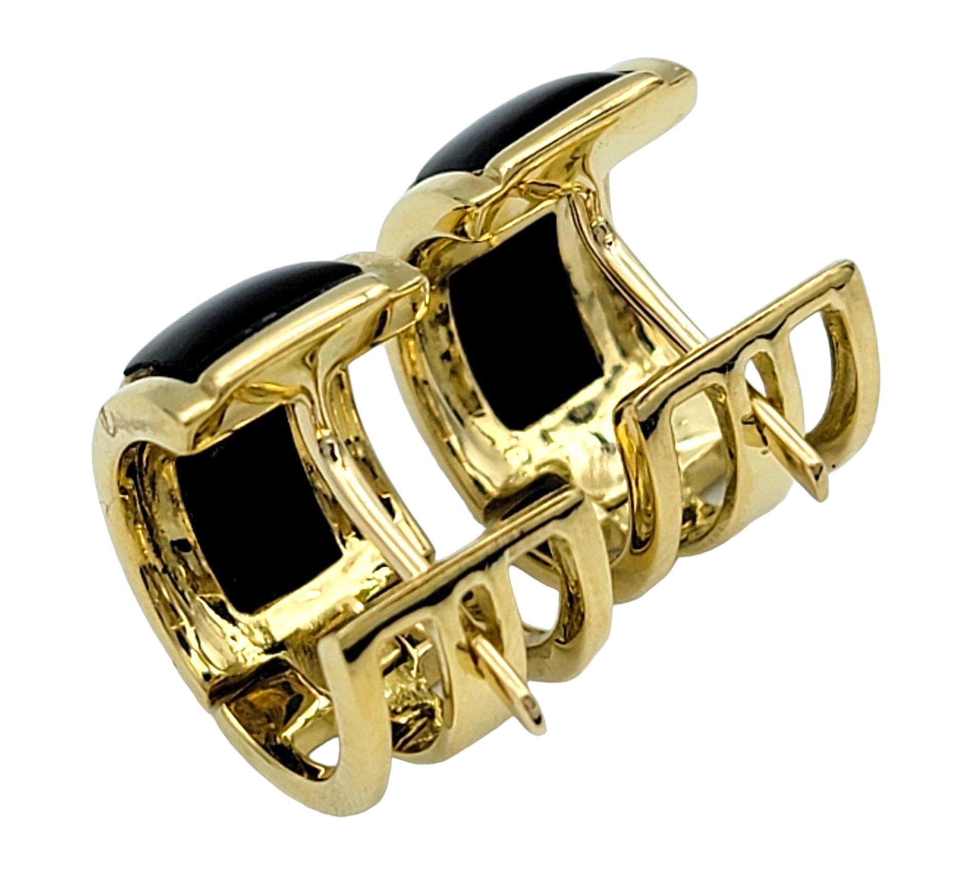 Contemporaneo Orecchini a cerchio con diamante e onice in oro giallo 18 carati con chiusura Omega Back in vendita