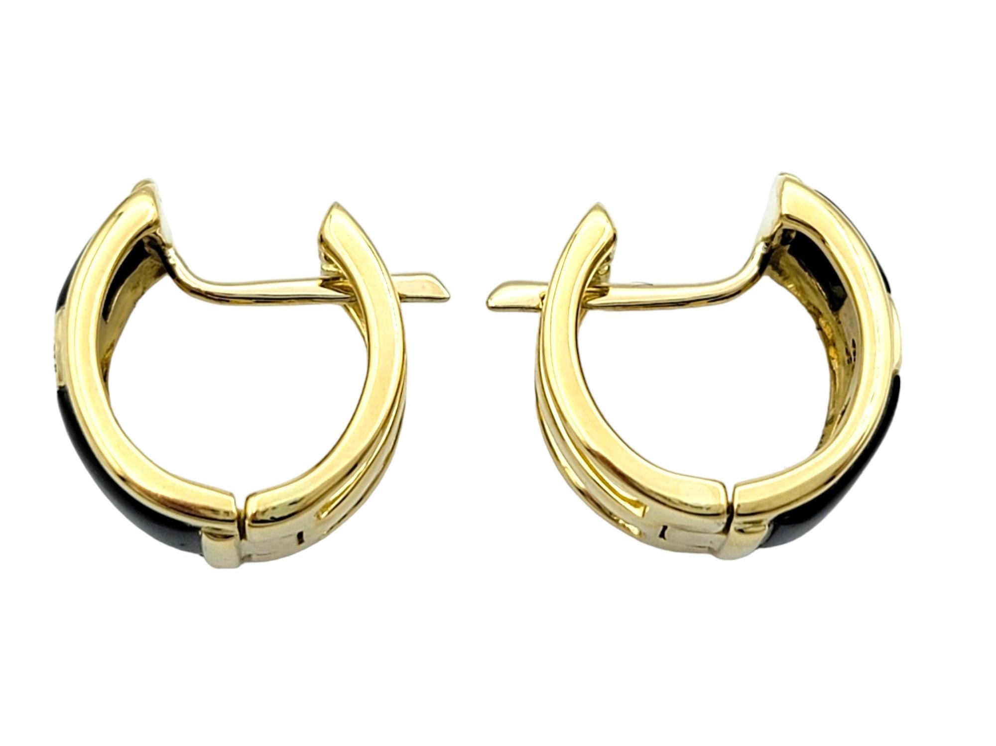 Orecchini a cerchio con diamante e onice in oro giallo 18 carati con chiusura Omega Back In condizioni buone in vendita a Scottsdale, AZ