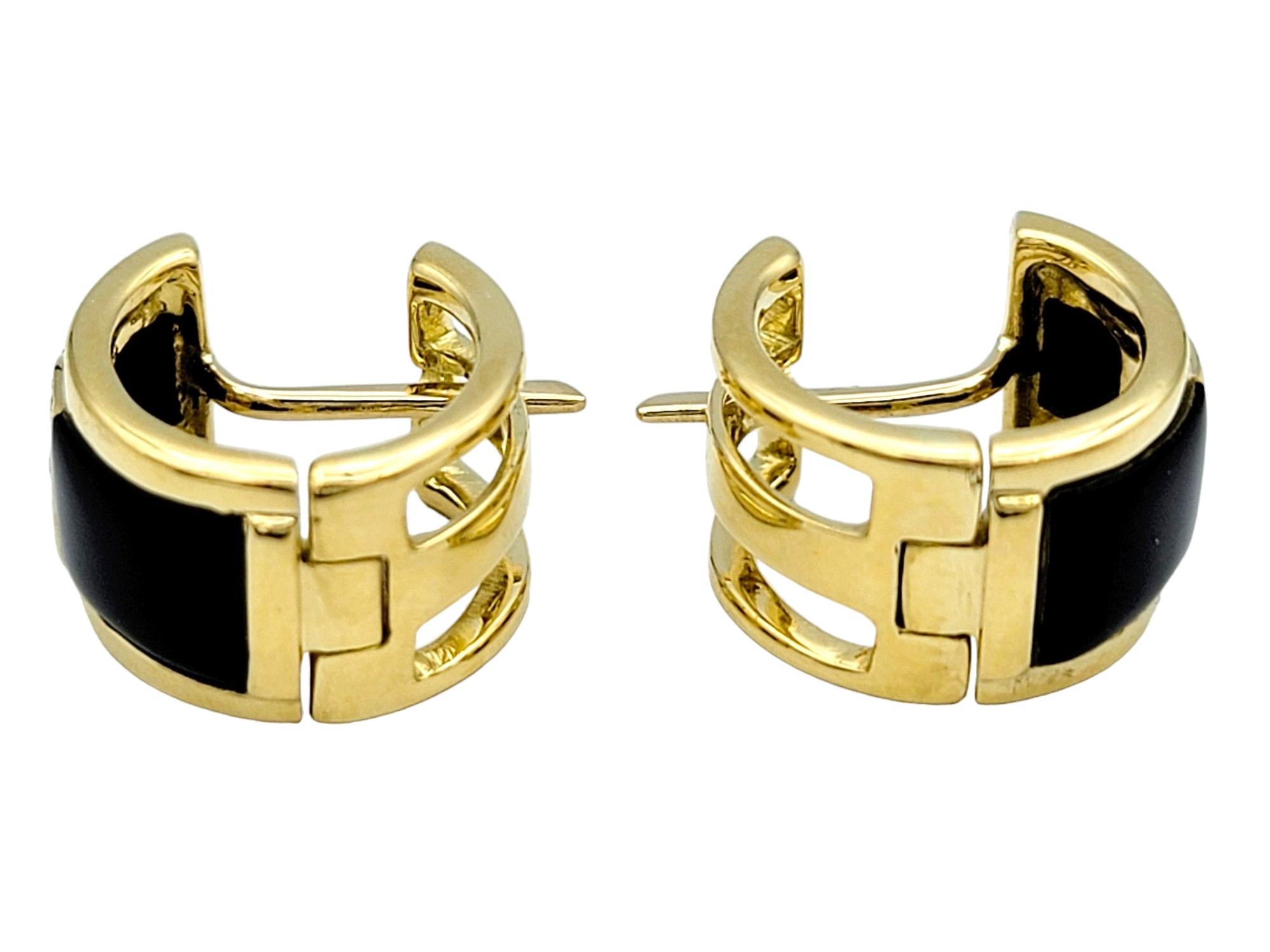Donna Orecchini a cerchio con diamante e onice in oro giallo 18 carati con chiusura Omega Back in vendita