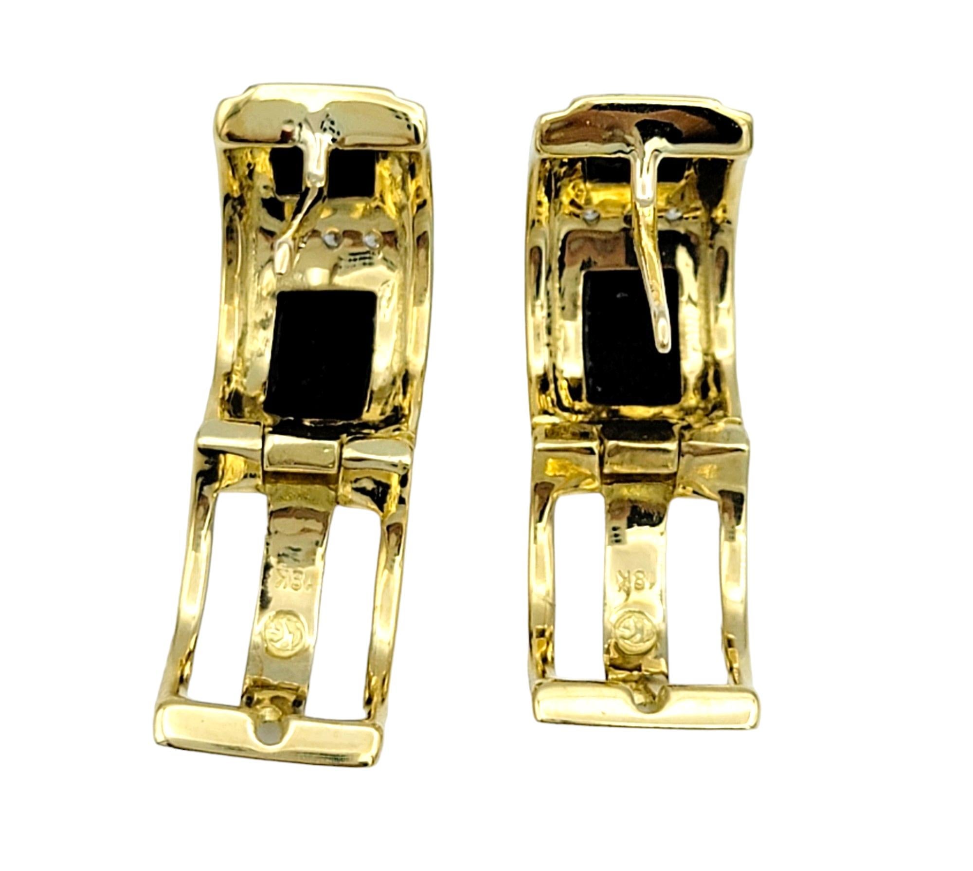 Orecchini a cerchio con diamante e onice in oro giallo 18 carati con chiusura Omega Back in vendita 1