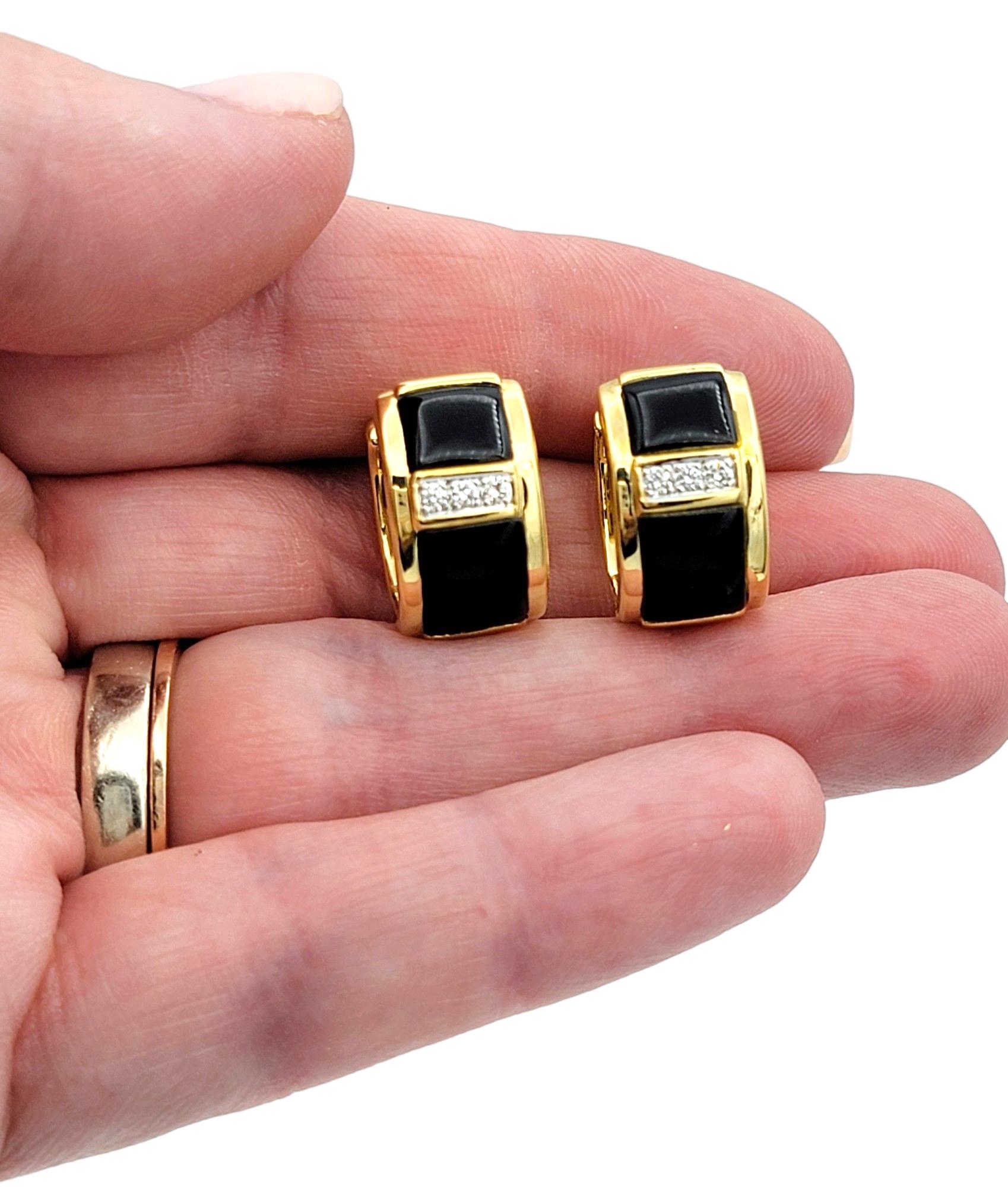 Orecchini a cerchio con diamante e onice in oro giallo 18 carati con chiusura Omega Back in vendita 3