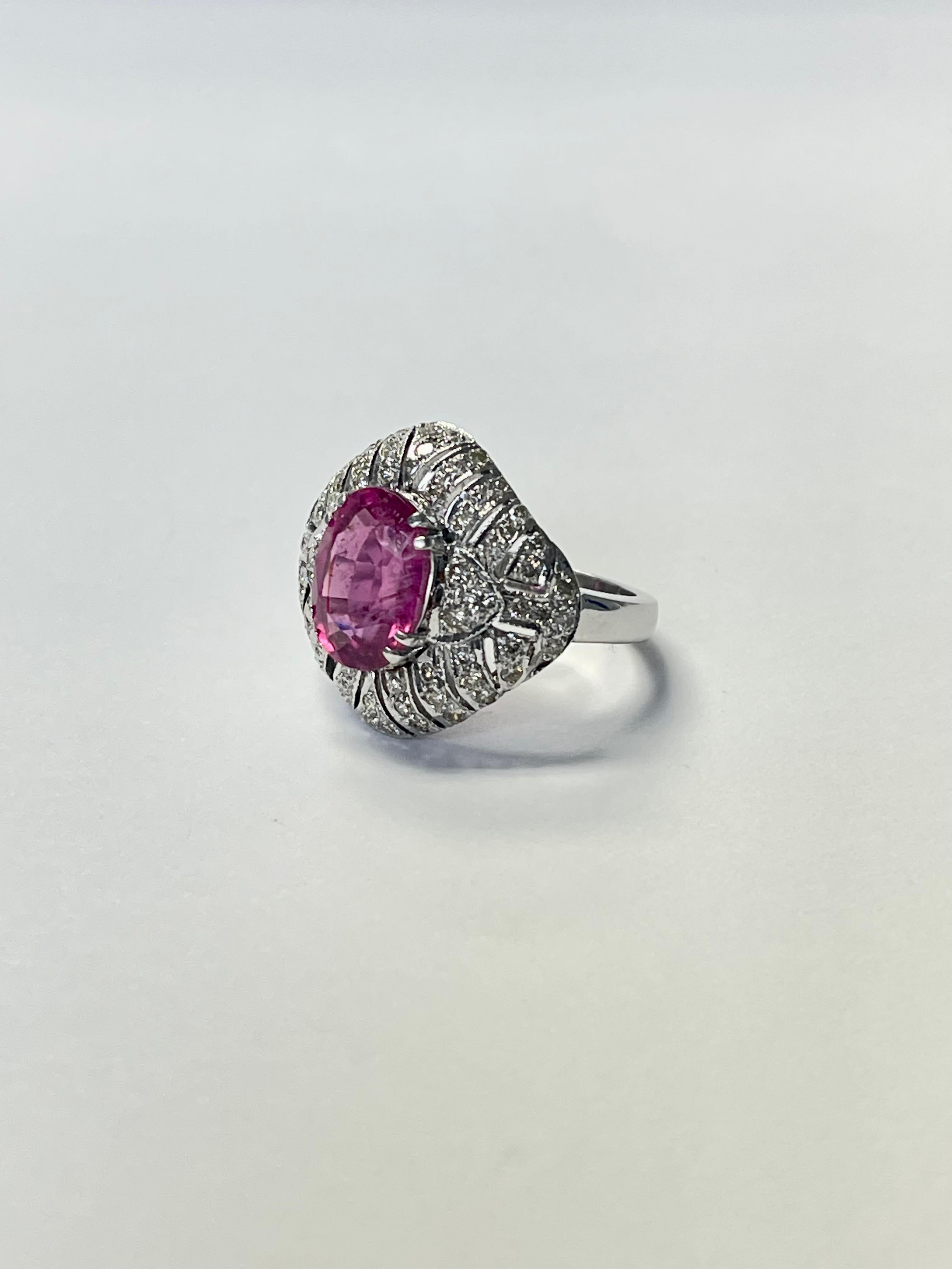 Taille ovale Bague de fiançailles Art déco 1920 en or blanc 18 carats, diamants et rubellite ovale en vente