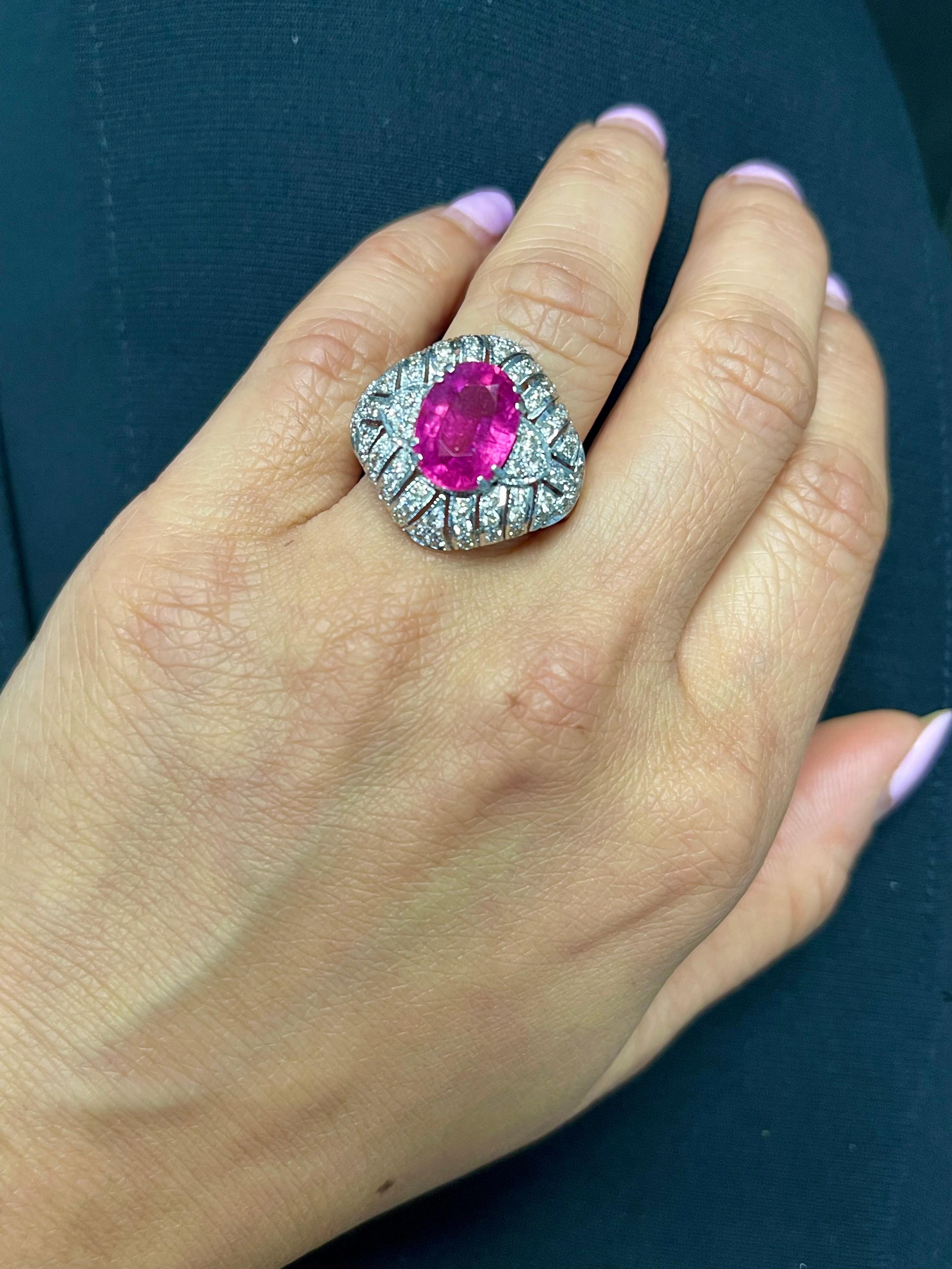 Bague de fiançailles Art déco 1920 en or blanc 18 carats, diamants et rubellite ovale en vente 1