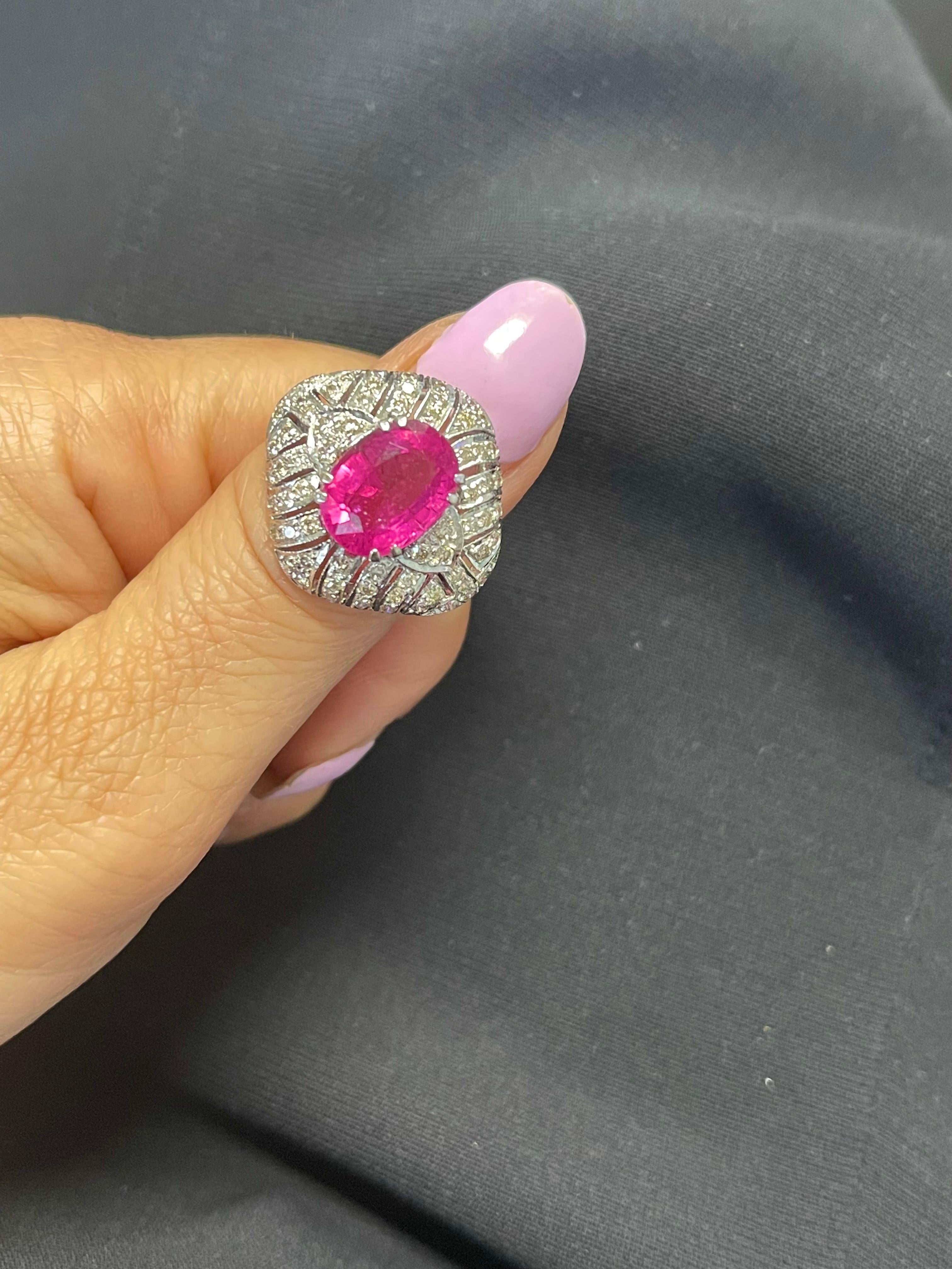 Bague de fiançailles Art déco 1920 en or blanc 18 carats, diamants et rubellite ovale en vente 3