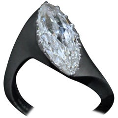 Ring aus oxidiertem Platin mit Diamanten