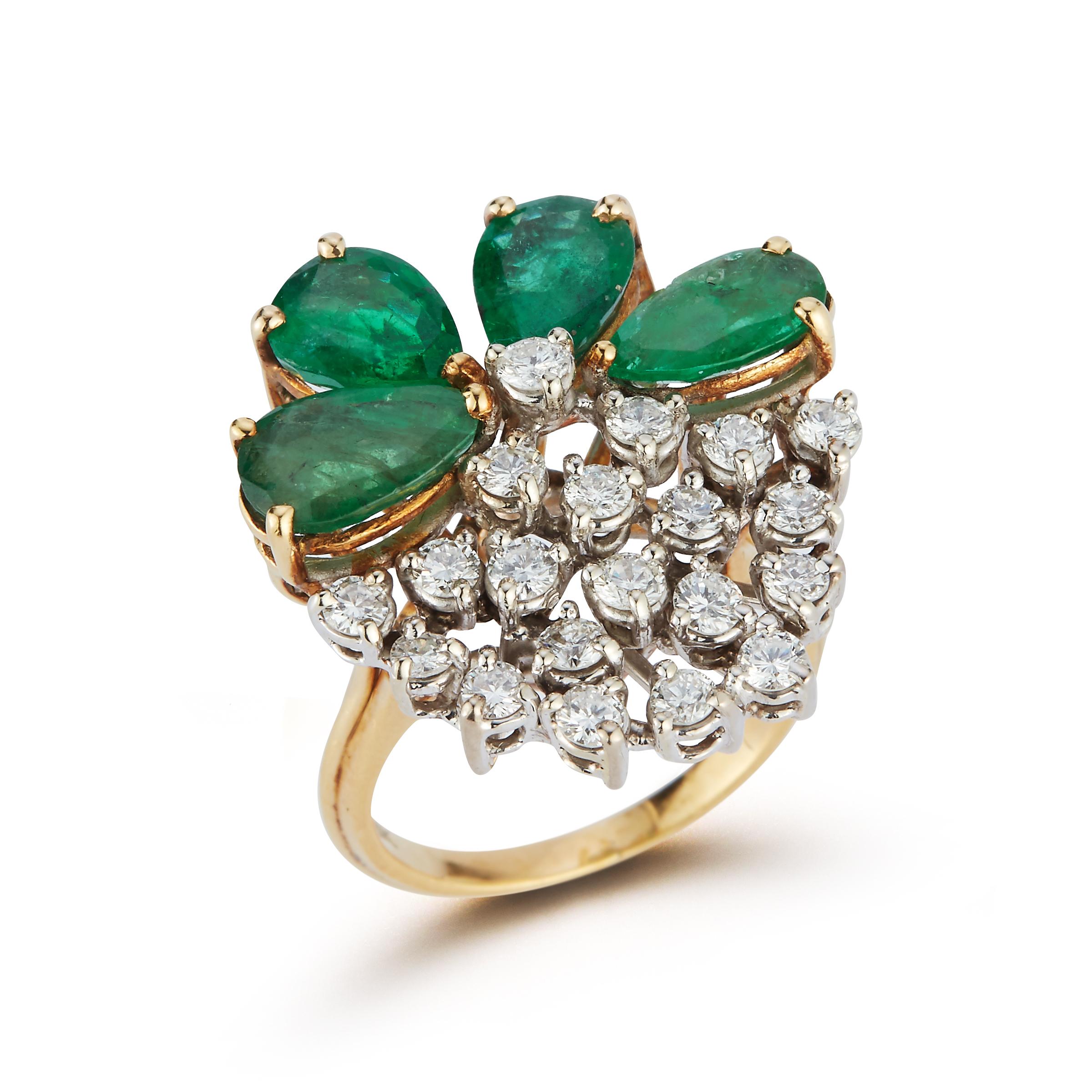 Diamant- und Smaragdblüten-Cluster-Ring in Birnenform

Ein atemberaubendes Fest der Eleganz: Dieser Ring aus 18 Karat Gelbgold präsentiert vier exquisite birnenförmige Smaragde von insgesamt ca. 9,80 Karat, die in einem floral inspirierten Cluster