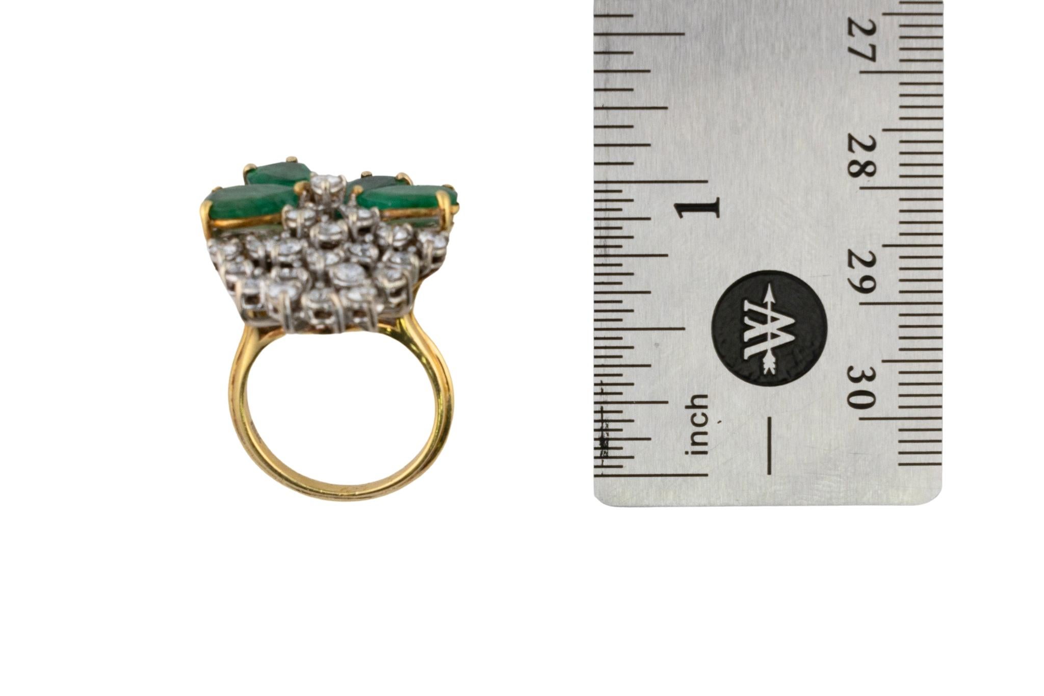 Diamant- und Smaragdblüten-Cluster-Ring in Birnenform im Zustand „Hervorragend“ im Angebot in New York, NY